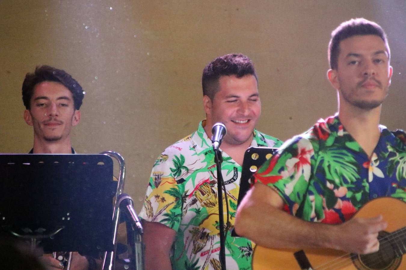 El popular barrio de 'Santa Catalina' vivió, ayer, la primera jornada de su tradicional velá con un gran ambiente festivo en el que pequeños y mayores disfrutaron de tradición, fiesta y música con los juegos infantiles y la actuación de 'Licor 43'.