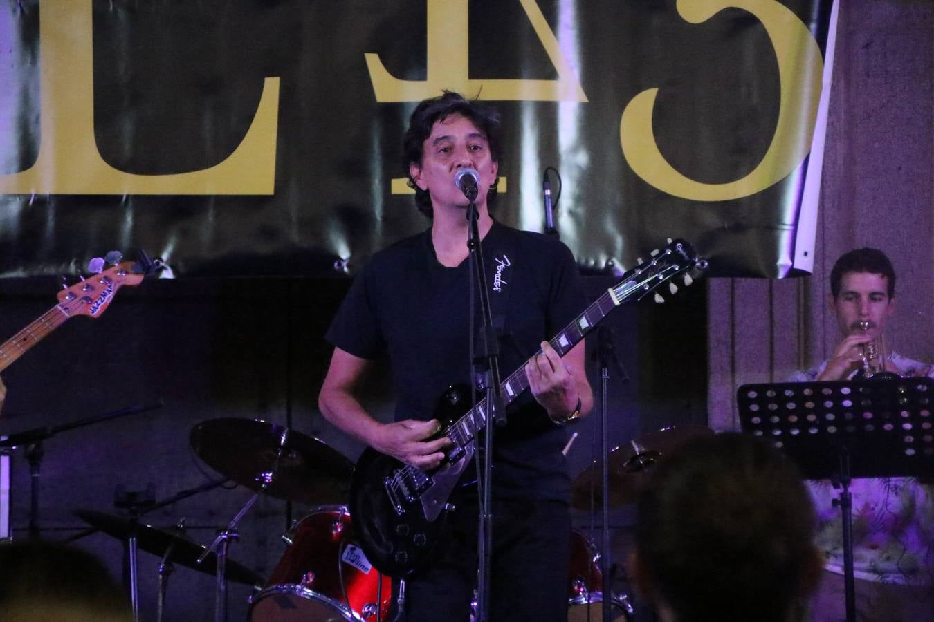 El popular barrio de 'Santa Catalina' vivió, ayer, la primera jornada de su tradicional velá con un gran ambiente festivo en el que pequeños y mayores disfrutaron de tradición, fiesta y música con los juegos infantiles y la actuación de 'Licor 43'.