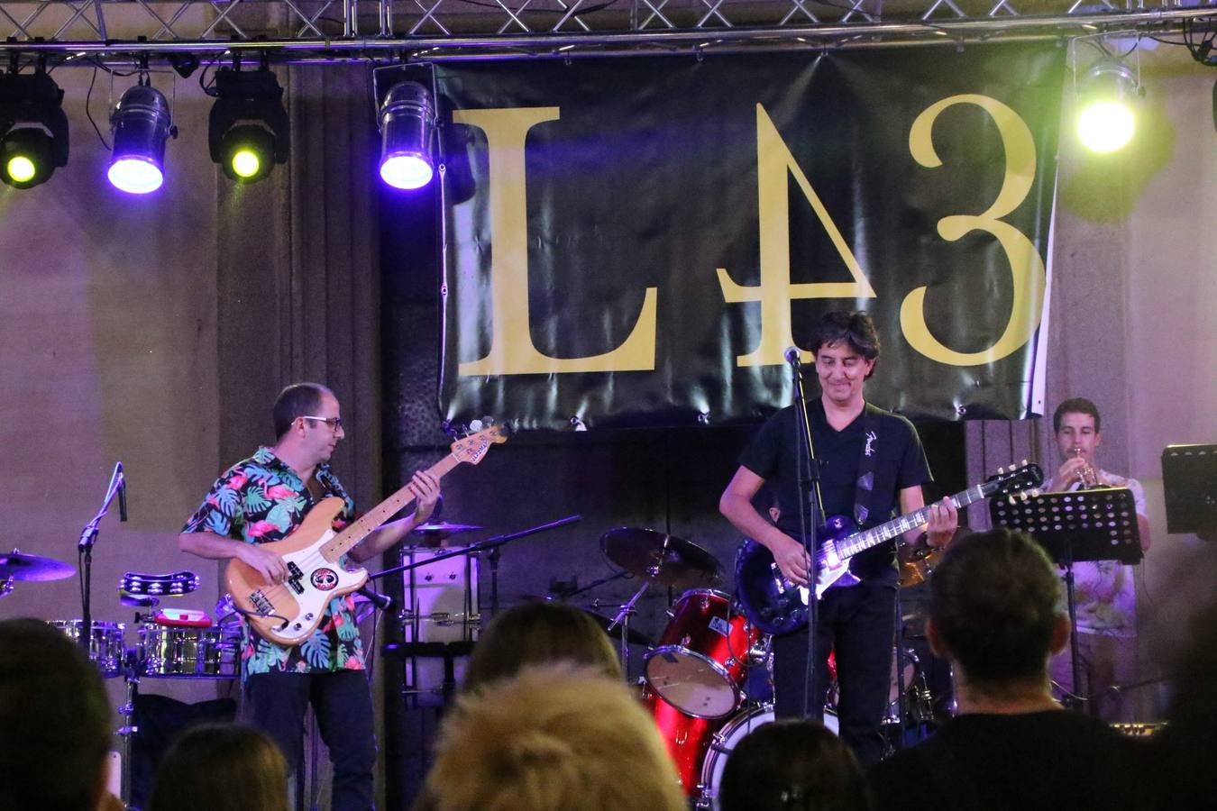 El popular barrio de 'Santa Catalina' vivió, ayer, la primera jornada de su tradicional velá con un gran ambiente festivo en el que pequeños y mayores disfrutaron de tradición, fiesta y música con los juegos infantiles y la actuación de 'Licor 43'.