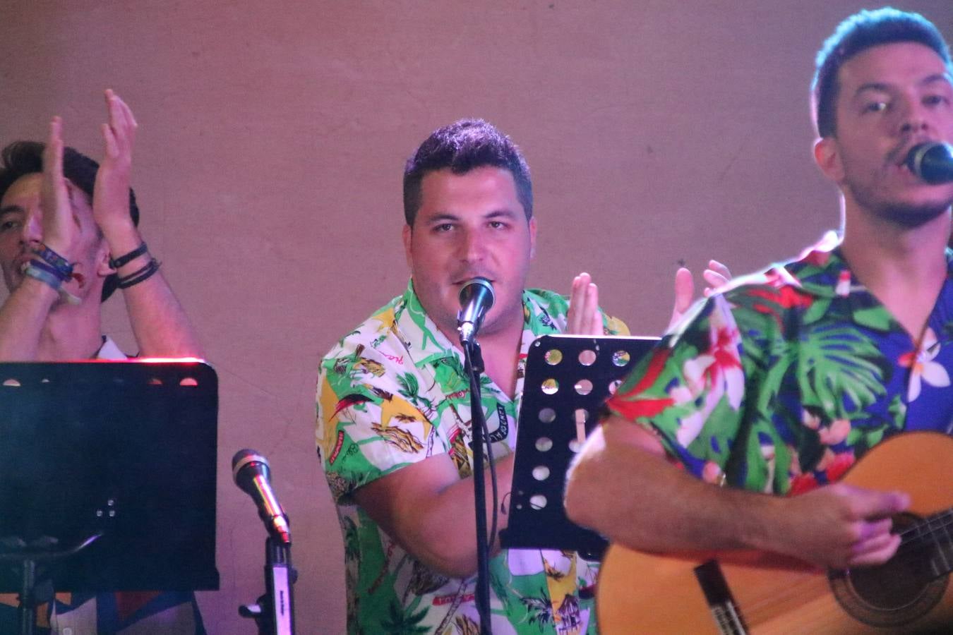 El popular barrio de 'Santa Catalina' vivió, ayer, la primera jornada de su tradicional velá con un gran ambiente festivo en el que pequeños y mayores disfrutaron de tradición, fiesta y música con los juegos infantiles y la actuación de 'Licor 43'.