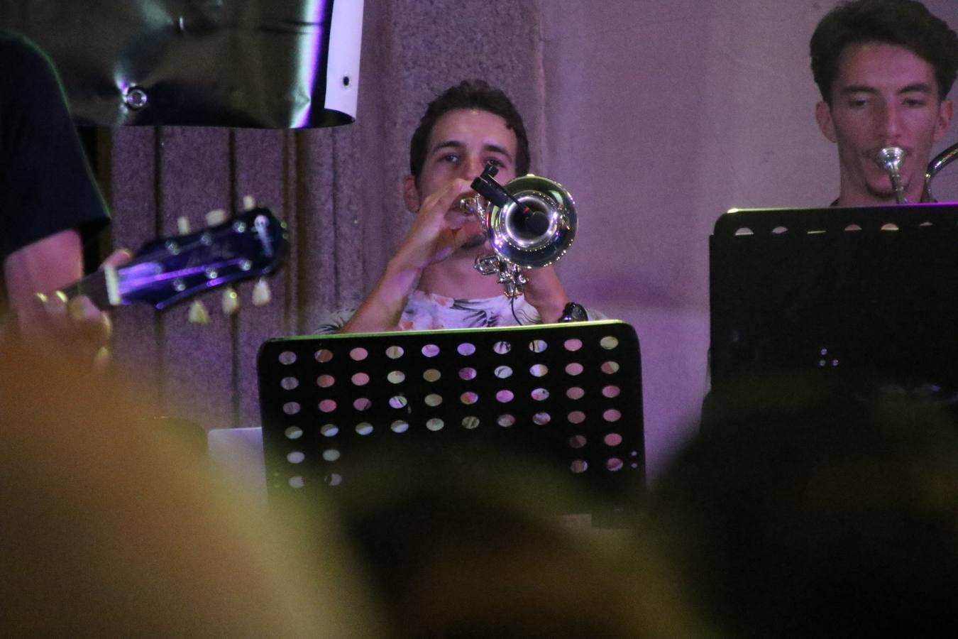 El popular barrio de 'Santa Catalina' vivió, ayer, la primera jornada de su tradicional velá con un gran ambiente festivo en el que pequeños y mayores disfrutaron de tradición, fiesta y música con los juegos infantiles y la actuación de 'Licor 43'.