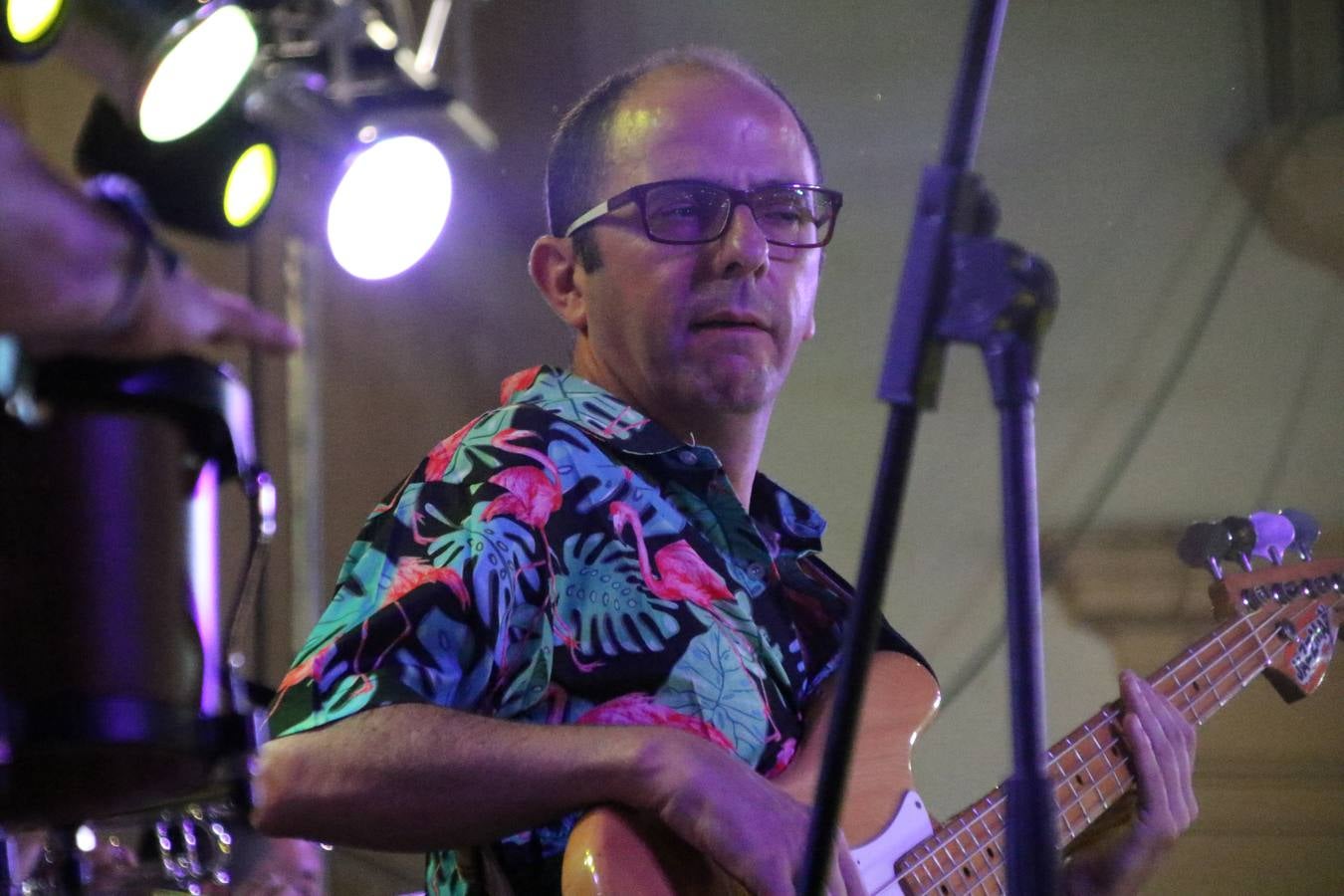 El popular barrio de 'Santa Catalina' vivió, ayer, la primera jornada de su tradicional velá con un gran ambiente festivo en el que pequeños y mayores disfrutaron de tradición, fiesta y música con los juegos infantiles y la actuación de 'Licor 43'.