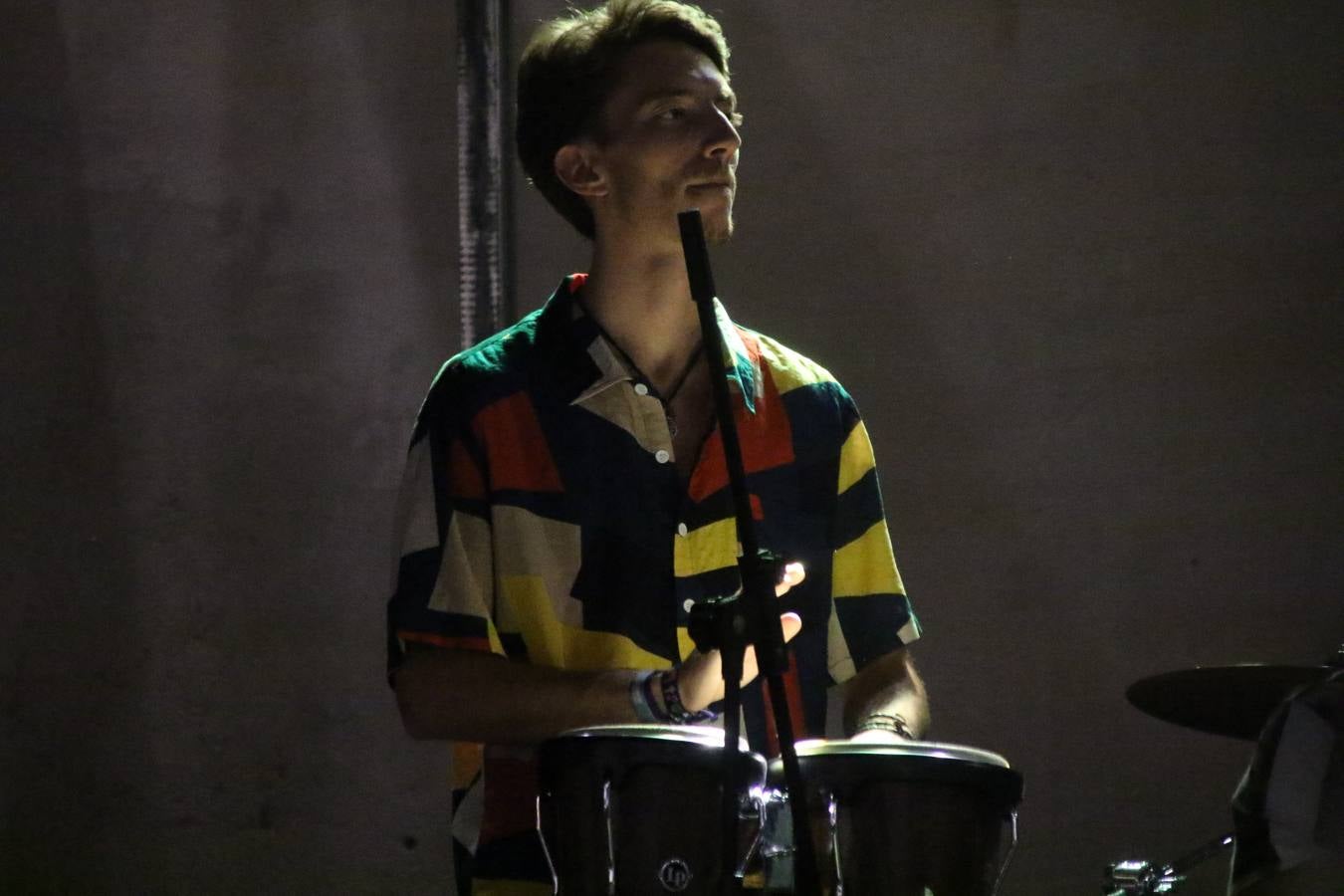 El popular barrio de 'Santa Catalina' vivió, ayer, la primera jornada de su tradicional velá con un gran ambiente festivo en el que pequeños y mayores disfrutaron de tradición, fiesta y música con los juegos infantiles y la actuación de 'Licor 43'.