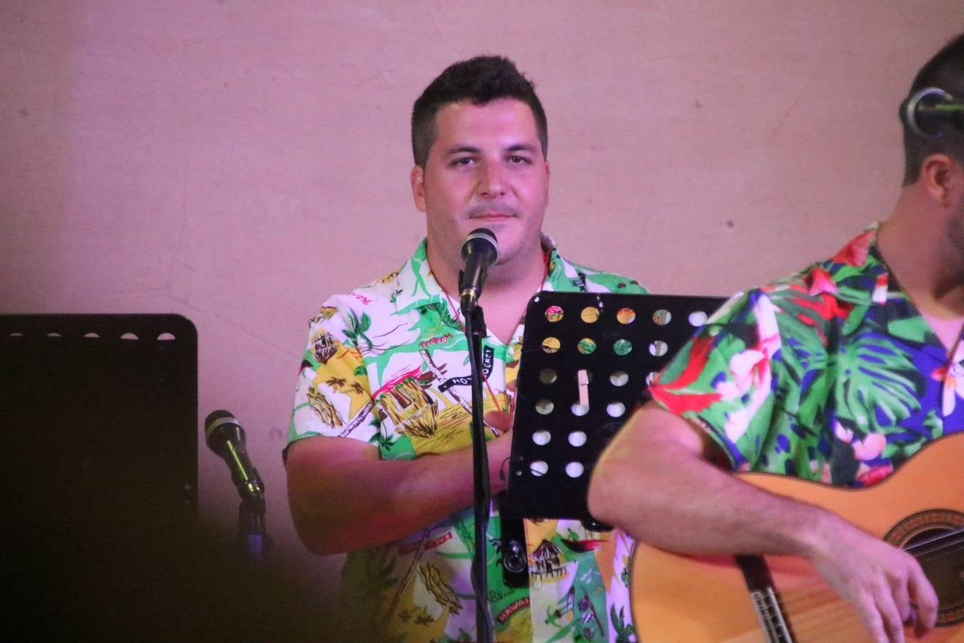 El popular barrio de 'Santa Catalina' vivió, ayer, la primera jornada de su tradicional velá con un gran ambiente festivo en el que pequeños y mayores disfrutaron de tradición, fiesta y música con los juegos infantiles y la actuación de 'Licor 43'.