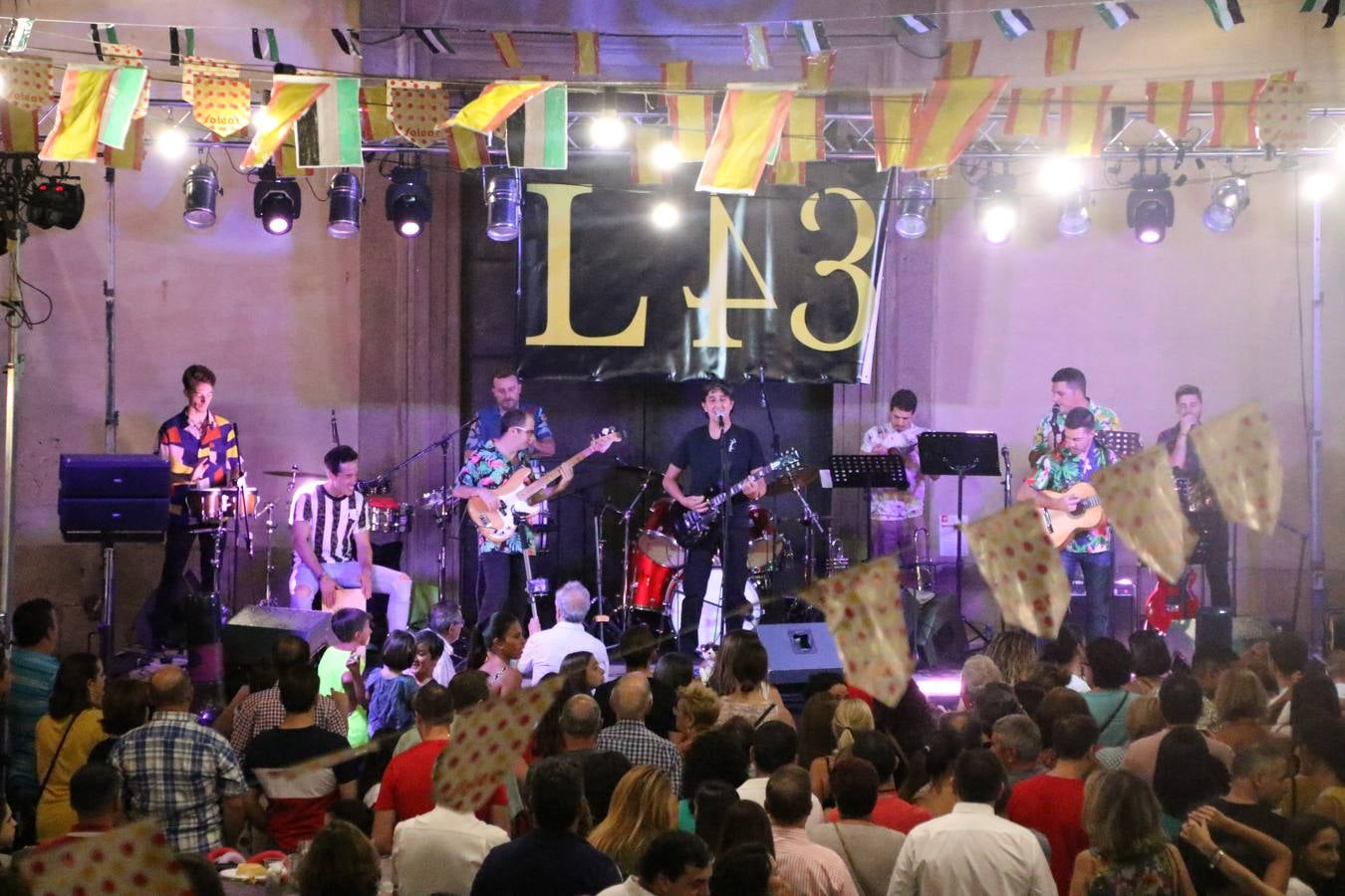 El popular barrio de 'Santa Catalina' vivió, ayer, la primera jornada de su tradicional velá con un gran ambiente festivo en el que pequeños y mayores disfrutaron de tradición, fiesta y música con los juegos infantiles y la actuación de 'Licor 43'.