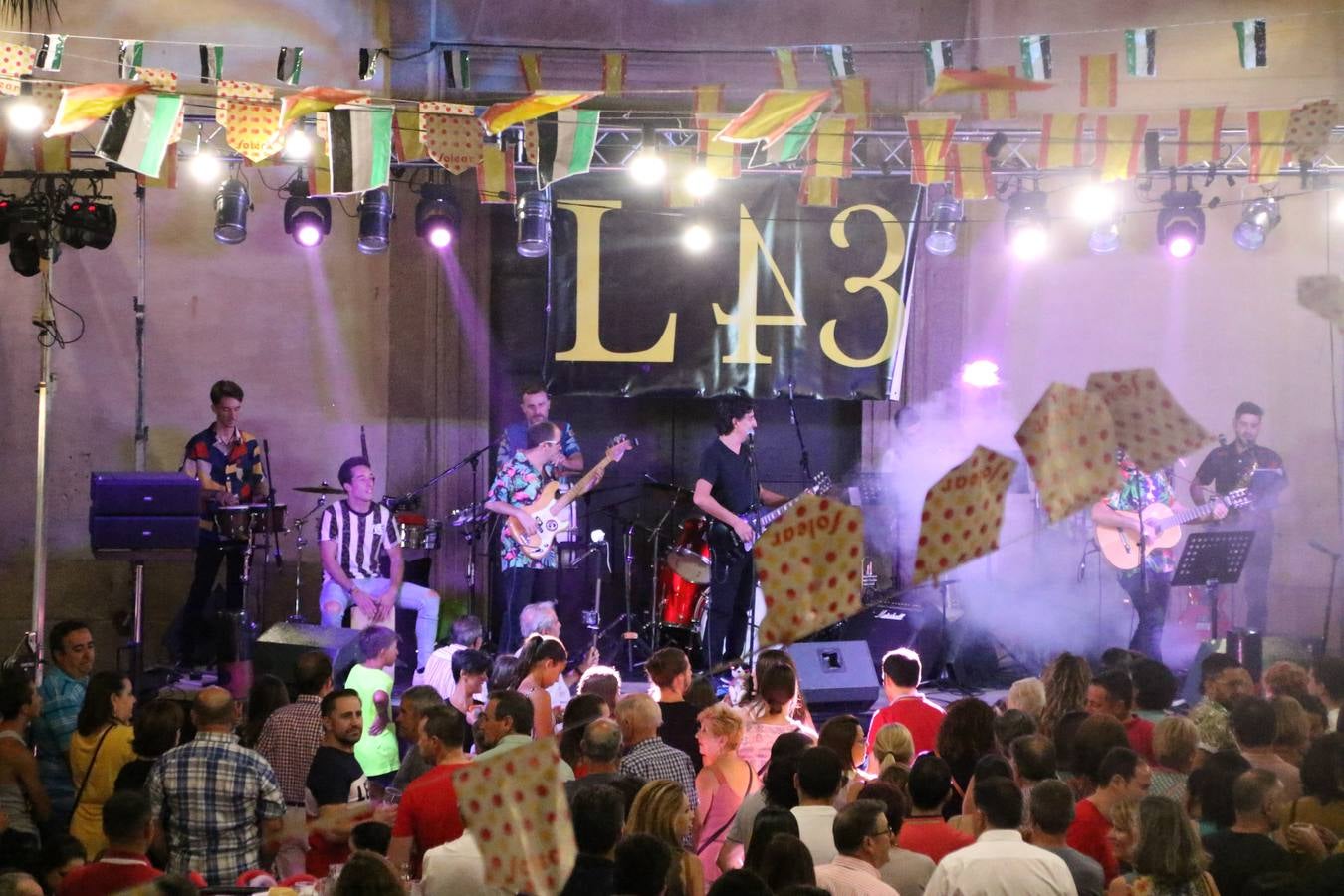 El popular barrio de 'Santa Catalina' vivió, ayer, la primera jornada de su tradicional velá con un gran ambiente festivo en el que pequeños y mayores disfrutaron de tradición, fiesta y música con los juegos infantiles y la actuación de 'Licor 43'.