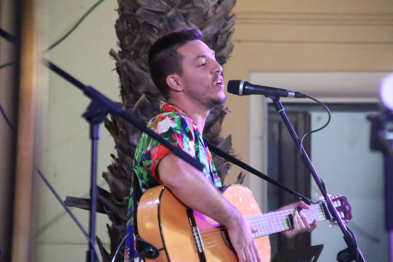 El popular barrio de 'Santa Catalina' vivió, ayer, la primera jornada de su tradicional velá con un gran ambiente festivo en el que pequeños y mayores disfrutaron de tradición, fiesta y música con los juegos infantiles y la actuación de 'Licor 43'.