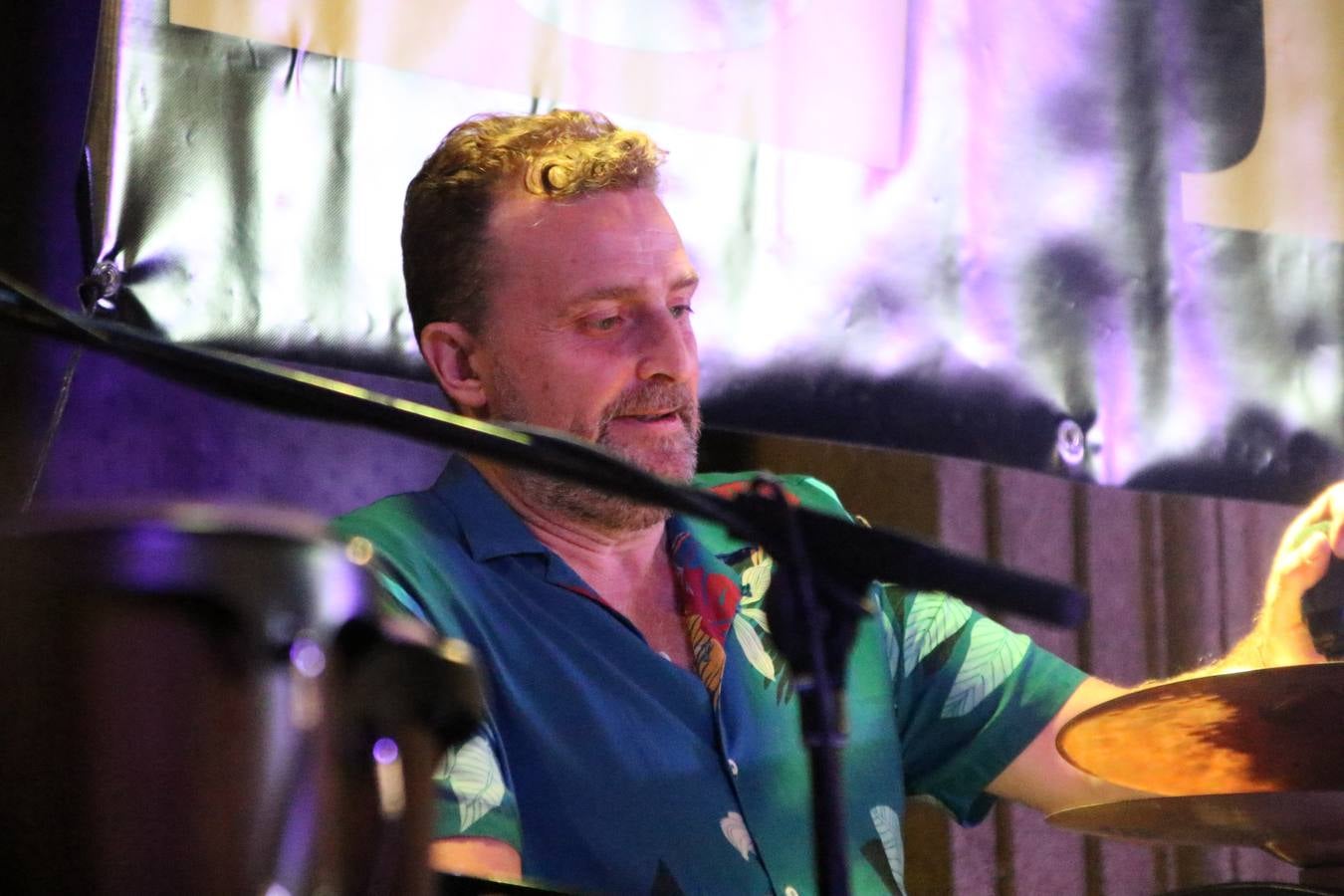 El popular barrio de 'Santa Catalina' vivió, ayer, la primera jornada de su tradicional velá con un gran ambiente festivo en el que pequeños y mayores disfrutaron de tradición, fiesta y música con los juegos infantiles y la actuación de 'Licor 43'.