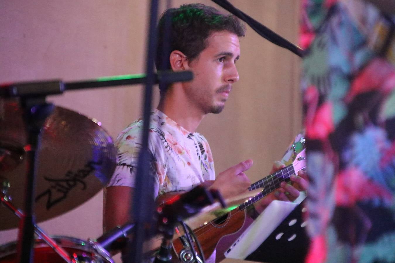 El popular barrio de 'Santa Catalina' vivió, ayer, la primera jornada de su tradicional velá con un gran ambiente festivo en el que pequeños y mayores disfrutaron de tradición, fiesta y música con los juegos infantiles y la actuación de 'Licor 43'.