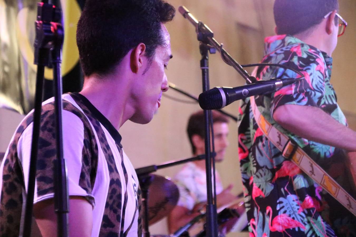 El popular barrio de 'Santa Catalina' vivió, ayer, la primera jornada de su tradicional velá con un gran ambiente festivo en el que pequeños y mayores disfrutaron de tradición, fiesta y música con los juegos infantiles y la actuación de 'Licor 43'.