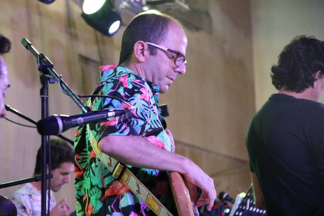 El popular barrio de 'Santa Catalina' vivió, ayer, la primera jornada de su tradicional velá con un gran ambiente festivo en el que pequeños y mayores disfrutaron de tradición, fiesta y música con los juegos infantiles y la actuación de 'Licor 43'.