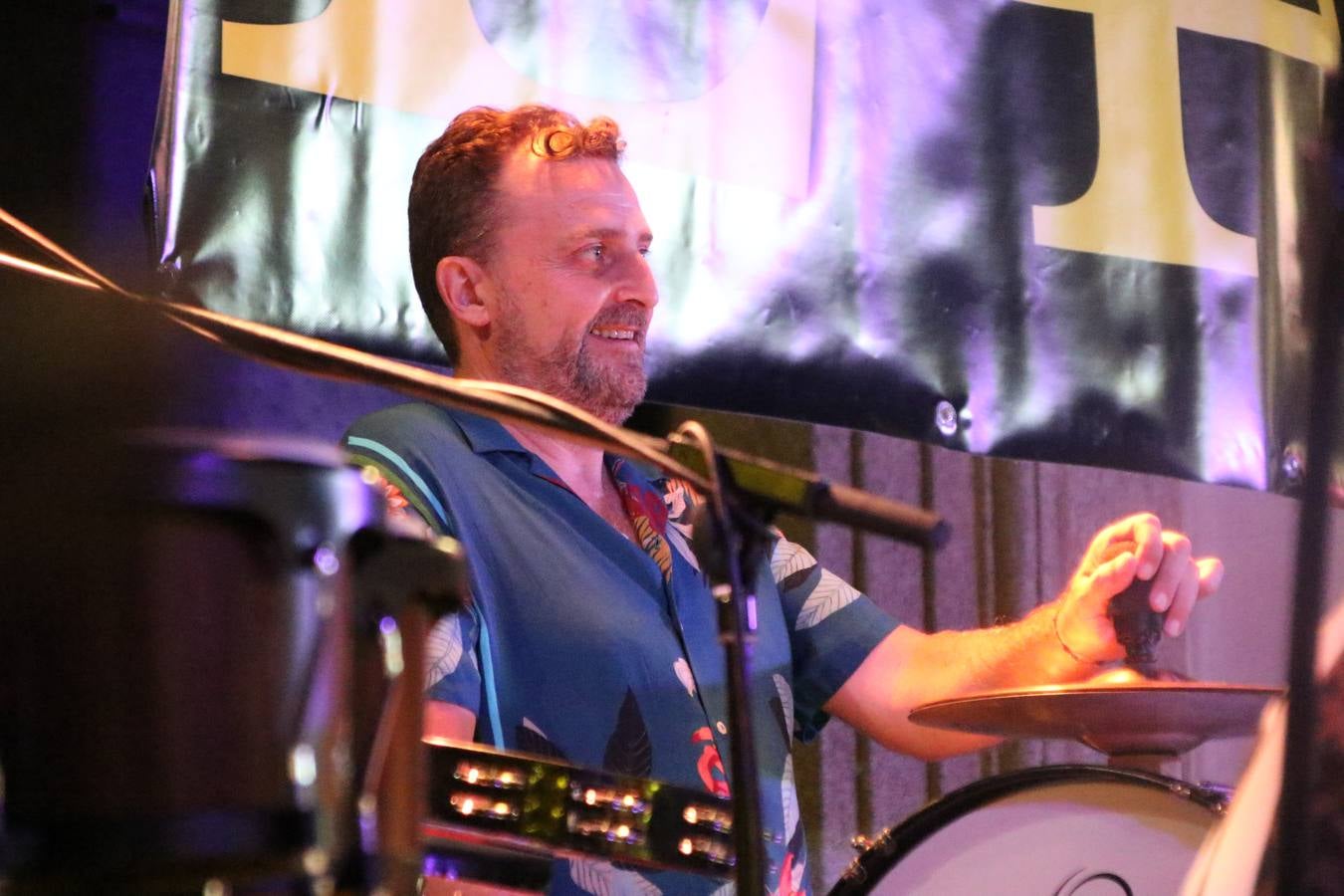 El popular barrio de 'Santa Catalina' vivió, ayer, la primera jornada de su tradicional velá con un gran ambiente festivo en el que pequeños y mayores disfrutaron de tradición, fiesta y música con los juegos infantiles y la actuación de 'Licor 43'.