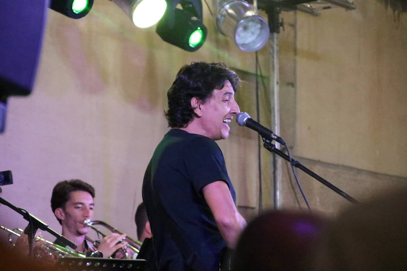 El popular barrio de 'Santa Catalina' vivió, ayer, la primera jornada de su tradicional velá con un gran ambiente festivo en el que pequeños y mayores disfrutaron de tradición, fiesta y música con los juegos infantiles y la actuación de 'Licor 43'.