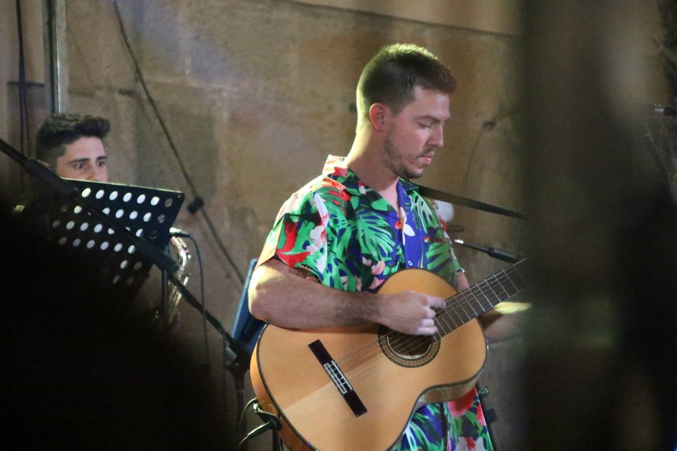 El popular barrio de 'Santa Catalina' vivió, ayer, la primera jornada de su tradicional velá con un gran ambiente festivo en el que pequeños y mayores disfrutaron de tradición, fiesta y música con los juegos infantiles y la actuación de 'Licor 43'.