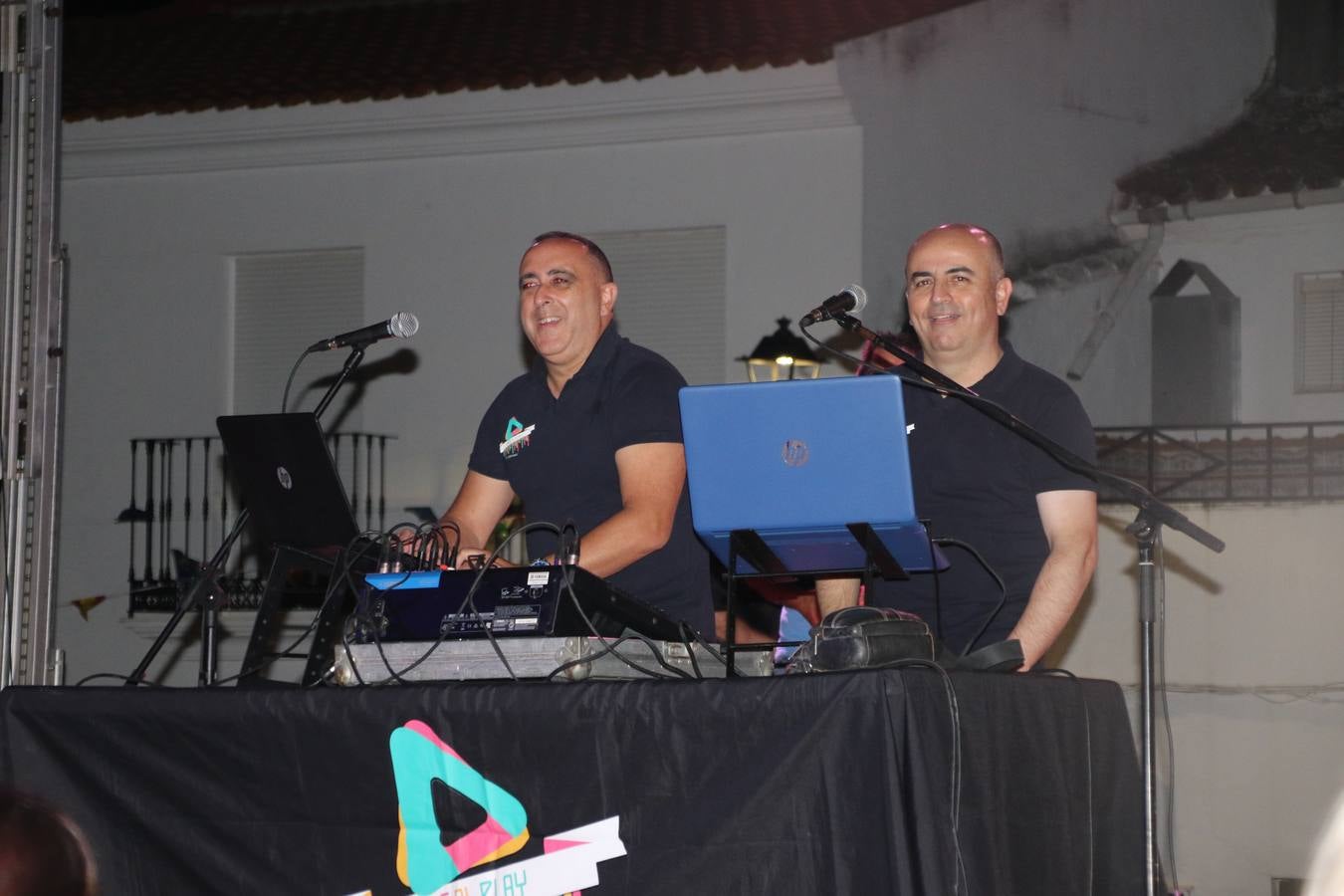 El barrio de Los Mártires ha vuelto a llenarse de fiesta, juegos y sabores típicos este fin de semana con la celebración de su tradicional 'Velá' que este año se ha vivido durante la noche del sábado y la mañana y primeras horas de la tarde del domingo.Los más pequeños del barrio callonco y de otros barrios de Jerez fueron protagonistas anoche con actividades como una exhibición de playbacks. El momento más especial fue la actuación del grupo jerezano 'Camerata Bolero' que, con un pedacito de su corazón musical prendido del Llano de Los Mártires donde ya ha deleitado con su música a sus paisanos en distintas ocasiones, anoche volvía a cantar al amor y a la vida, compartiendo la dicha de sus 25 años de andadura con sus más fieles seguidores. Con dos fantásticas voces femeninas como parte del grupo, María Jesús Méndez y María del Carmen Gordillo, Camerata Bolero esquivó la línea del tiempo con canciones eternas que solo entienden de sentimiento. El público regaló a sus componentes su aplauso y a su afecto.La ermita de los Santos Mártires ha sido testigo hoy domingo, con la luz del día, de la algarabía y la fiesta. El repique de sus campanas anunciaba por la mañana la celebración de la misa en acción de gracias, recordando la larga tradición de esta 'Velá', con más de 200 años de historia, y el singular desfile de gigantes y cabezudos invitaba a los niños y niñas a participar y a disfrutar de los juegos populares: carrera de cintas en bicicletas, carrera de sacos, el maratón callonco, y a divertirse también con distintas atracciones de agua y un cañón de espuma. La venta de los ricos dulces martileros y el servicio de barra atendido por los vecinos del barrio han puesto sabor a la celebración.