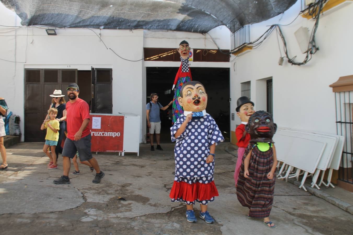 El barrio de Los Mártires ha vuelto a llenarse de fiesta, juegos y sabores típicos este fin de semana con la celebración de su tradicional 'Velá' que este año se ha vivido durante la noche del sábado y la mañana y primeras horas de la tarde del domingo.Los más pequeños del barrio callonco y de otros barrios de Jerez fueron protagonistas anoche con actividades como una exhibición de playbacks. El momento más especial fue la actuación del grupo jerezano 'Camerata Bolero' que, con un pedacito de su corazón musical prendido del Llano de Los Mártires donde ya ha deleitado con su música a sus paisanos en distintas ocasiones, anoche volvía a cantar al amor y a la vida, compartiendo la dicha de sus 25 años de andadura con sus más fieles seguidores. Con dos fantásticas voces femeninas como parte del grupo, María Jesús Méndez y María del Carmen Gordillo, Camerata Bolero esquivó la línea del tiempo con canciones eternas que solo entienden de sentimiento. El público regaló a sus componentes su aplauso y a su afecto.La ermita de los Santos Mártires ha sido testigo hoy domingo, con la luz del día, de la algarabía y la fiesta. El repique de sus campanas anunciaba por la mañana la celebración de la misa en acción de gracias, recordando la larga tradición de esta 'Velá', con más de 200 años de historia, y el singular desfile de gigantes y cabezudos invitaba a los niños y niñas a participar y a disfrutar de los juegos populares: carrera de cintas en bicicletas, carrera de sacos, el maratón callonco, y a divertirse también con distintas atracciones de agua y un cañón de espuma. La venta de los ricos dulces martileros y el servicio de barra atendido por los vecinos del barrio han puesto sabor a la celebración.