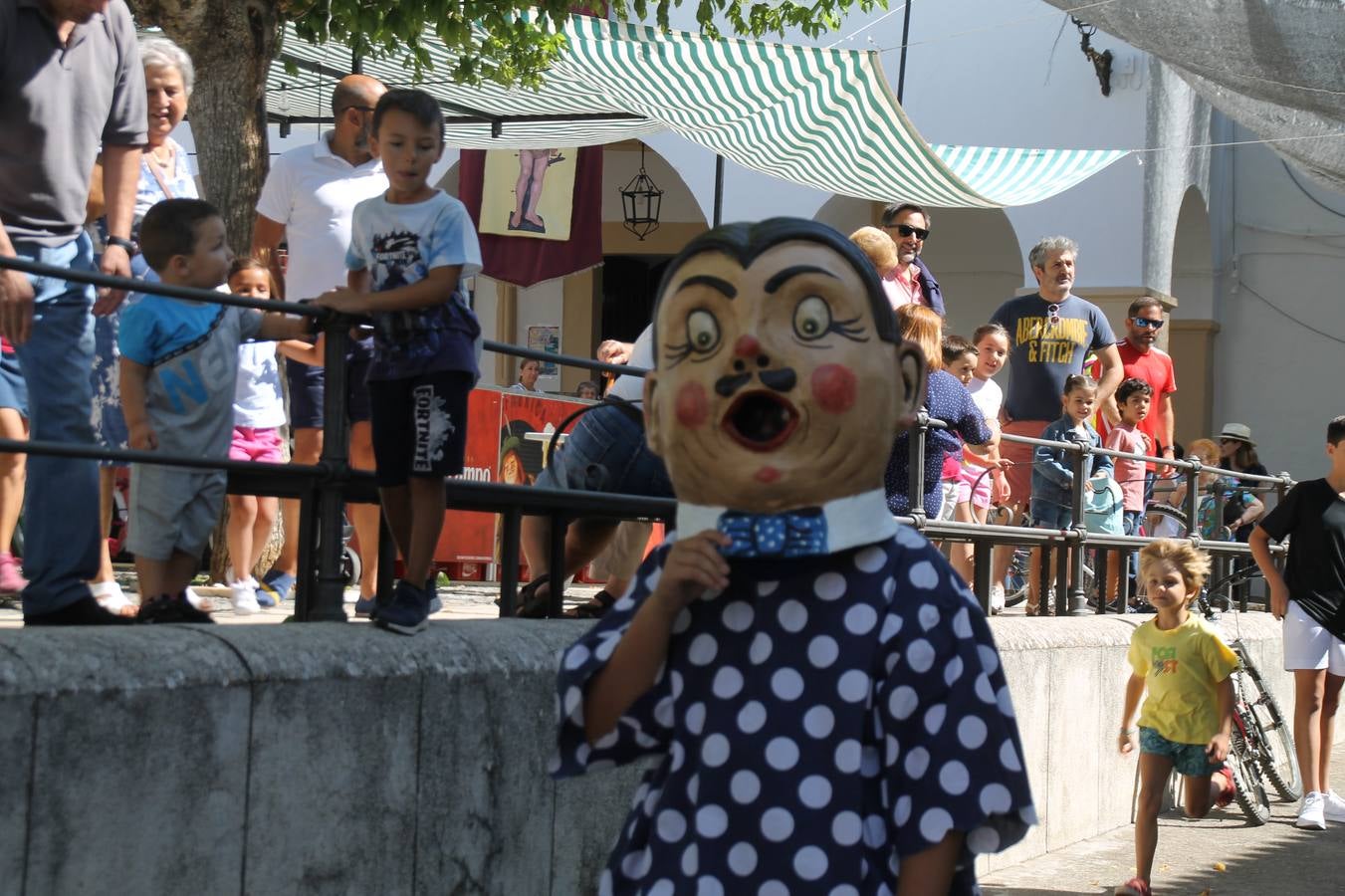 El barrio de Los Mártires ha vuelto a llenarse de fiesta, juegos y sabores típicos este fin de semana con la celebración de su tradicional 'Velá' que este año se ha vivido durante la noche del sábado y la mañana y primeras horas de la tarde del domingo.Los más pequeños del barrio callonco y de otros barrios de Jerez fueron protagonistas anoche con actividades como una exhibición de playbacks. El momento más especial fue la actuación del grupo jerezano 'Camerata Bolero' que, con un pedacito de su corazón musical prendido del Llano de Los Mártires donde ya ha deleitado con su música a sus paisanos en distintas ocasiones, anoche volvía a cantar al amor y a la vida, compartiendo la dicha de sus 25 años de andadura con sus más fieles seguidores. Con dos fantásticas voces femeninas como parte del grupo, María Jesús Méndez y María del Carmen Gordillo, Camerata Bolero esquivó la línea del tiempo con canciones eternas que solo entienden de sentimiento. El público regaló a sus componentes su aplauso y a su afecto.La ermita de los Santos Mártires ha sido testigo hoy domingo, con la luz del día, de la algarabía y la fiesta. El repique de sus campanas anunciaba por la mañana la celebración de la misa en acción de gracias, recordando la larga tradición de esta 'Velá', con más de 200 años de historia, y el singular desfile de gigantes y cabezudos invitaba a los niños y niñas a participar y a disfrutar de los juegos populares: carrera de cintas en bicicletas, carrera de sacos, el maratón callonco, y a divertirse también con distintas atracciones de agua y un cañón de espuma. La venta de los ricos dulces martileros y el servicio de barra atendido por los vecinos del barrio han puesto sabor a la celebración.