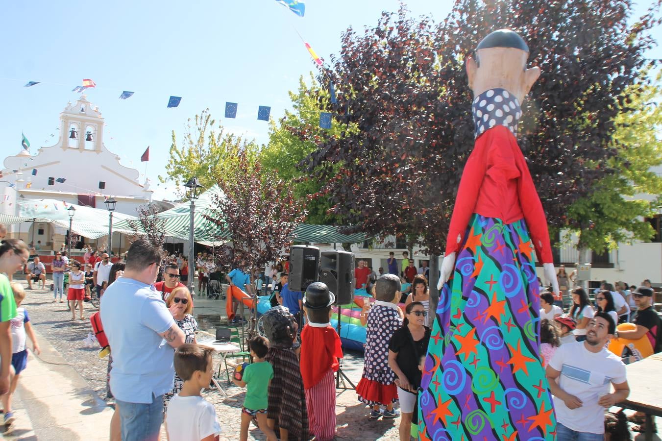 El barrio de Los Mártires ha vuelto a llenarse de fiesta, juegos y sabores típicos este fin de semana con la celebración de su tradicional 'Velá' que este año se ha vivido durante la noche del sábado y la mañana y primeras horas de la tarde del domingo.Los más pequeños del barrio callonco y de otros barrios de Jerez fueron protagonistas anoche con actividades como una exhibición de playbacks. El momento más especial fue la actuación del grupo jerezano 'Camerata Bolero' que, con un pedacito de su corazón musical prendido del Llano de Los Mártires donde ya ha deleitado con su música a sus paisanos en distintas ocasiones, anoche volvía a cantar al amor y a la vida, compartiendo la dicha de sus 25 años de andadura con sus más fieles seguidores. Con dos fantásticas voces femeninas como parte del grupo, María Jesús Méndez y María del Carmen Gordillo, Camerata Bolero esquivó la línea del tiempo con canciones eternas que solo entienden de sentimiento. El público regaló a sus componentes su aplauso y a su afecto.La ermita de los Santos Mártires ha sido testigo hoy domingo, con la luz del día, de la algarabía y la fiesta. El repique de sus campanas anunciaba por la mañana la celebración de la misa en acción de gracias, recordando la larga tradición de esta 'Velá', con más de 200 años de historia, y el singular desfile de gigantes y cabezudos invitaba a los niños y niñas a participar y a disfrutar de los juegos populares: carrera de cintas en bicicletas, carrera de sacos, el maratón callonco, y a divertirse también con distintas atracciones de agua y un cañón de espuma. La venta de los ricos dulces martileros y el servicio de barra atendido por los vecinos del barrio han puesto sabor a la celebración.
