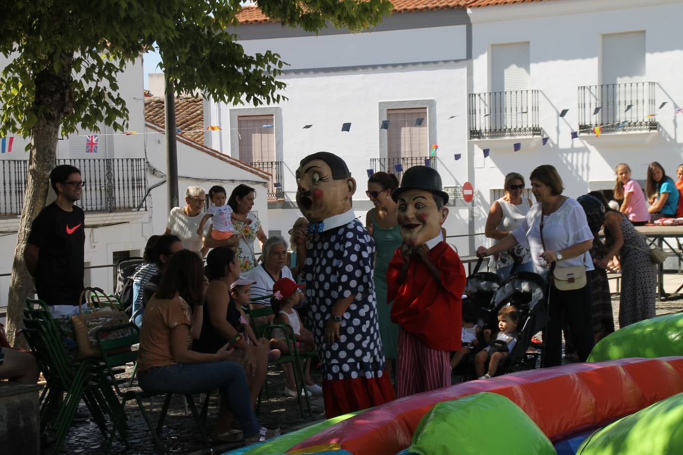 El barrio de Los Mártires ha vuelto a llenarse de fiesta, juegos y sabores típicos este fin de semana con la celebración de su tradicional 'Velá' que este año se ha vivido durante la noche del sábado y la mañana y primeras horas de la tarde del domingo.Los más pequeños del barrio callonco y de otros barrios de Jerez fueron protagonistas anoche con actividades como una exhibición de playbacks. El momento más especial fue la actuación del grupo jerezano 'Camerata Bolero' que, con un pedacito de su corazón musical prendido del Llano de Los Mártires donde ya ha deleitado con su música a sus paisanos en distintas ocasiones, anoche volvía a cantar al amor y a la vida, compartiendo la dicha de sus 25 años de andadura con sus más fieles seguidores. Con dos fantásticas voces femeninas como parte del grupo, María Jesús Méndez y María del Carmen Gordillo, Camerata Bolero esquivó la línea del tiempo con canciones eternas que solo entienden de sentimiento. El público regaló a sus componentes su aplauso y a su afecto.La ermita de los Santos Mártires ha sido testigo hoy domingo, con la luz del día, de la algarabía y la fiesta. El repique de sus campanas anunciaba por la mañana la celebración de la misa en acción de gracias, recordando la larga tradición de esta 'Velá', con más de 200 años de historia, y el singular desfile de gigantes y cabezudos invitaba a los niños y niñas a participar y a disfrutar de los juegos populares: carrera de cintas en bicicletas, carrera de sacos, el maratón callonco, y a divertirse también con distintas atracciones de agua y un cañón de espuma. La venta de los ricos dulces martileros y el servicio de barra atendido por los vecinos del barrio han puesto sabor a la celebración.