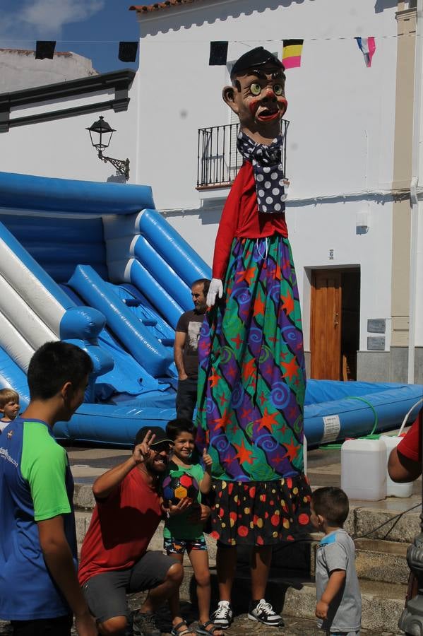 El barrio de Los Mártires ha vuelto a llenarse de fiesta, juegos y sabores típicos este fin de semana con la celebración de su tradicional 'Velá' que este año se ha vivido durante la noche del sábado y la mañana y primeras horas de la tarde del domingo.Los más pequeños del barrio callonco y de otros barrios de Jerez fueron protagonistas anoche con actividades como una exhibición de playbacks. El momento más especial fue la actuación del grupo jerezano 'Camerata Bolero' que, con un pedacito de su corazón musical prendido del Llano de Los Mártires donde ya ha deleitado con su música a sus paisanos en distintas ocasiones, anoche volvía a cantar al amor y a la vida, compartiendo la dicha de sus 25 años de andadura con sus más fieles seguidores. Con dos fantásticas voces femeninas como parte del grupo, María Jesús Méndez y María del Carmen Gordillo, Camerata Bolero esquivó la línea del tiempo con canciones eternas que solo entienden de sentimiento. El público regaló a sus componentes su aplauso y a su afecto.La ermita de los Santos Mártires ha sido testigo hoy domingo, con la luz del día, de la algarabía y la fiesta. El repique de sus campanas anunciaba por la mañana la celebración de la misa en acción de gracias, recordando la larga tradición de esta 'Velá', con más de 200 años de historia, y el singular desfile de gigantes y cabezudos invitaba a los niños y niñas a participar y a disfrutar de los juegos populares: carrera de cintas en bicicletas, carrera de sacos, el maratón callonco, y a divertirse también con distintas atracciones de agua y un cañón de espuma. La venta de los ricos dulces martileros y el servicio de barra atendido por los vecinos del barrio han puesto sabor a la celebración.