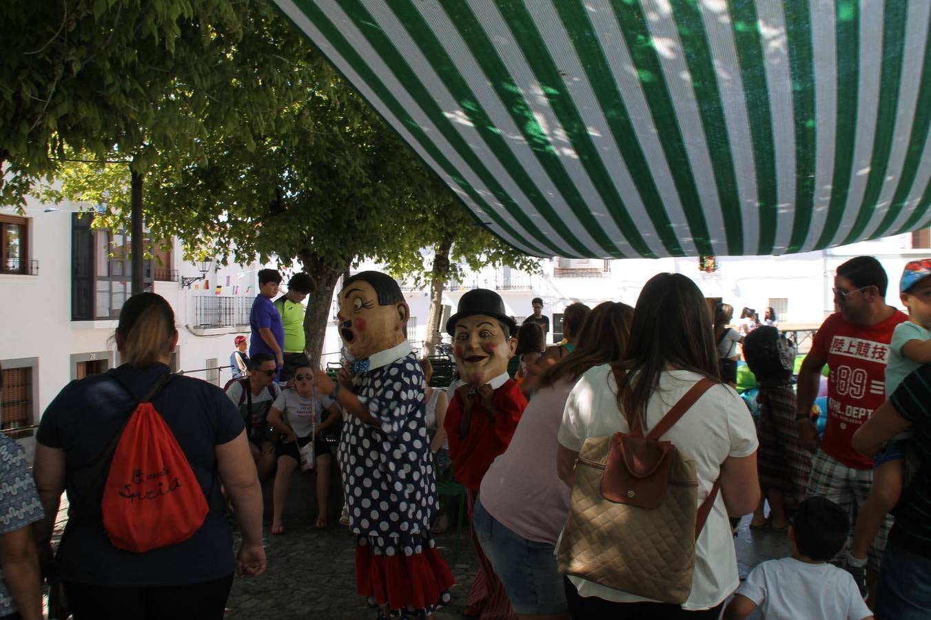 El barrio de Los Mártires ha vuelto a llenarse de fiesta, juegos y sabores típicos este fin de semana con la celebración de su tradicional 'Velá' que este año se ha vivido durante la noche del sábado y la mañana y primeras horas de la tarde del domingo.Los más pequeños del barrio callonco y de otros barrios de Jerez fueron protagonistas anoche con actividades como una exhibición de playbacks. El momento más especial fue la actuación del grupo jerezano 'Camerata Bolero' que, con un pedacito de su corazón musical prendido del Llano de Los Mártires donde ya ha deleitado con su música a sus paisanos en distintas ocasiones, anoche volvía a cantar al amor y a la vida, compartiendo la dicha de sus 25 años de andadura con sus más fieles seguidores. Con dos fantásticas voces femeninas como parte del grupo, María Jesús Méndez y María del Carmen Gordillo, Camerata Bolero esquivó la línea del tiempo con canciones eternas que solo entienden de sentimiento. El público regaló a sus componentes su aplauso y a su afecto.La ermita de los Santos Mártires ha sido testigo hoy domingo, con la luz del día, de la algarabía y la fiesta. El repique de sus campanas anunciaba por la mañana la celebración de la misa en acción de gracias, recordando la larga tradición de esta 'Velá', con más de 200 años de historia, y el singular desfile de gigantes y cabezudos invitaba a los niños y niñas a participar y a disfrutar de los juegos populares: carrera de cintas en bicicletas, carrera de sacos, el maratón callonco, y a divertirse también con distintas atracciones de agua y un cañón de espuma. La venta de los ricos dulces martileros y el servicio de barra atendido por los vecinos del barrio han puesto sabor a la celebración.