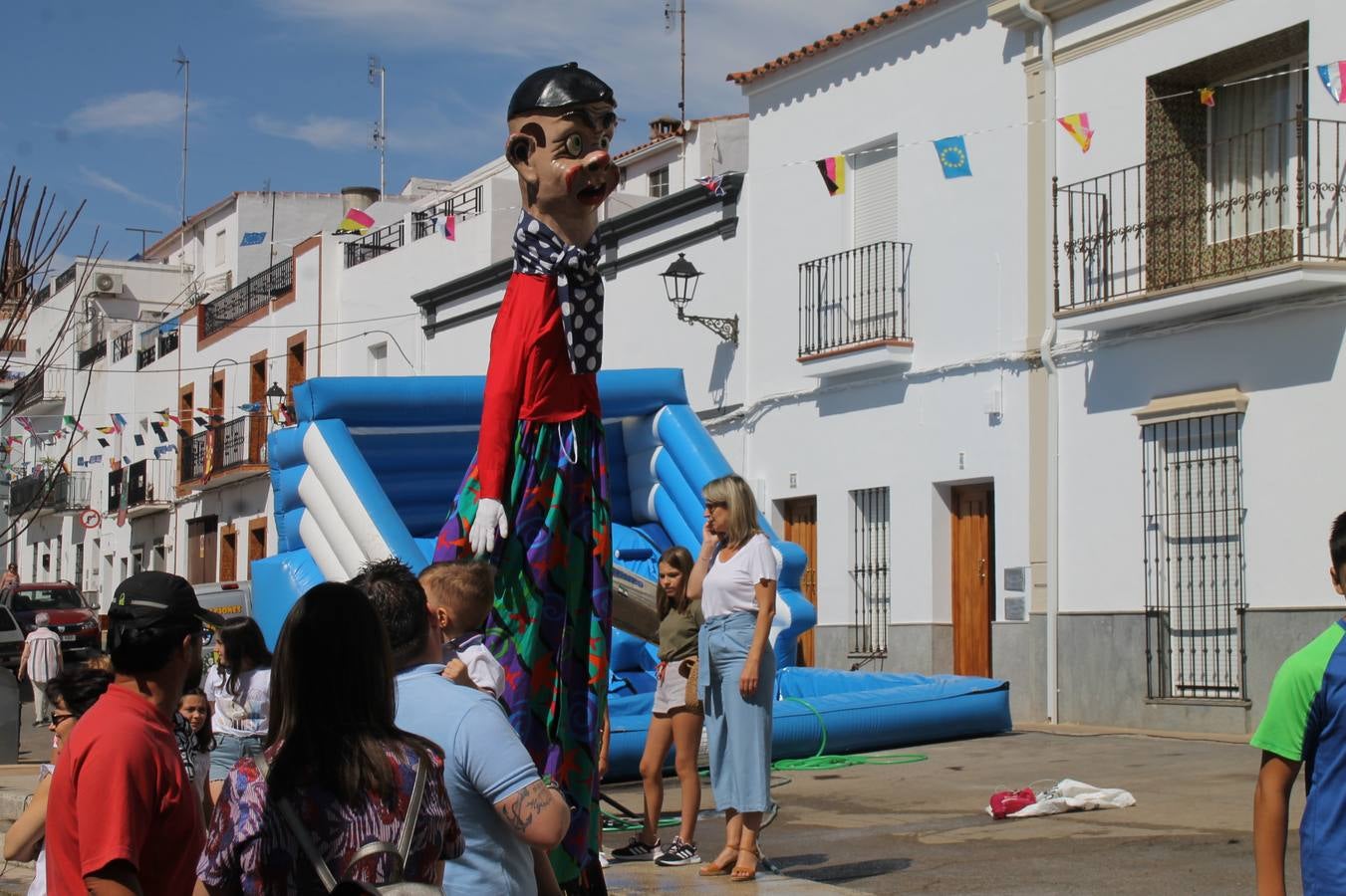 El barrio de Los Mártires ha vuelto a llenarse de fiesta, juegos y sabores típicos este fin de semana con la celebración de su tradicional 'Velá' que este año se ha vivido durante la noche del sábado y la mañana y primeras horas de la tarde del domingo.Los más pequeños del barrio callonco y de otros barrios de Jerez fueron protagonistas anoche con actividades como una exhibición de playbacks. El momento más especial fue la actuación del grupo jerezano 'Camerata Bolero' que, con un pedacito de su corazón musical prendido del Llano de Los Mártires donde ya ha deleitado con su música a sus paisanos en distintas ocasiones, anoche volvía a cantar al amor y a la vida, compartiendo la dicha de sus 25 años de andadura con sus más fieles seguidores. Con dos fantásticas voces femeninas como parte del grupo, María Jesús Méndez y María del Carmen Gordillo, Camerata Bolero esquivó la línea del tiempo con canciones eternas que solo entienden de sentimiento. El público regaló a sus componentes su aplauso y a su afecto.La ermita de los Santos Mártires ha sido testigo hoy domingo, con la luz del día, de la algarabía y la fiesta. El repique de sus campanas anunciaba por la mañana la celebración de la misa en acción de gracias, recordando la larga tradición de esta 'Velá', con más de 200 años de historia, y el singular desfile de gigantes y cabezudos invitaba a los niños y niñas a participar y a disfrutar de los juegos populares: carrera de cintas en bicicletas, carrera de sacos, el maratón callonco, y a divertirse también con distintas atracciones de agua y un cañón de espuma. La venta de los ricos dulces martileros y el servicio de barra atendido por los vecinos del barrio han puesto sabor a la celebración.