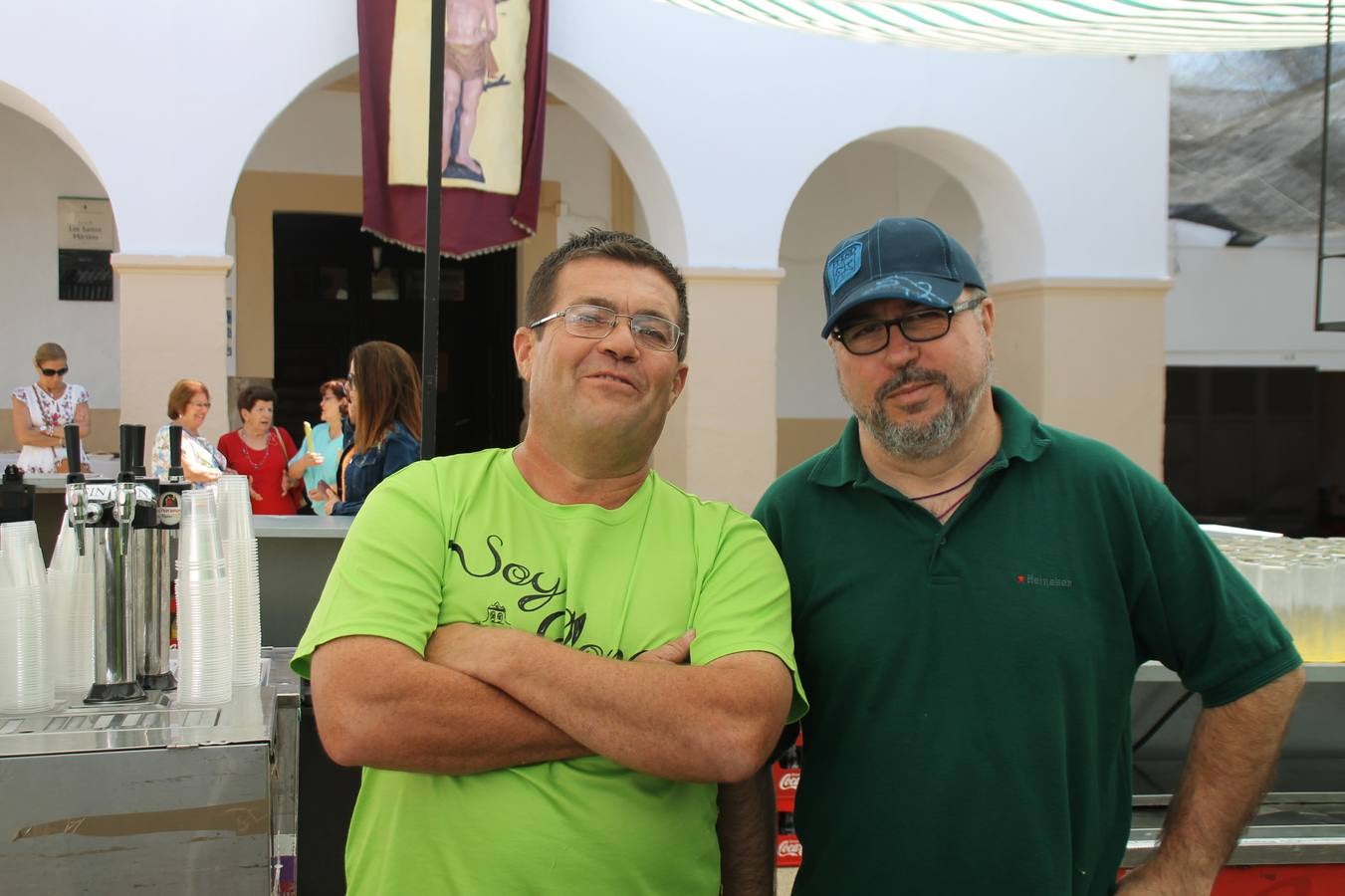 El barrio de Los Mártires ha vuelto a llenarse de fiesta, juegos y sabores típicos este fin de semana con la celebración de su tradicional 'Velá' que este año se ha vivido durante la noche del sábado y la mañana y primeras horas de la tarde del domingo.Los más pequeños del barrio callonco y de otros barrios de Jerez fueron protagonistas anoche con actividades como una exhibición de playbacks. El momento más especial fue la actuación del grupo jerezano 'Camerata Bolero' que, con un pedacito de su corazón musical prendido del Llano de Los Mártires donde ya ha deleitado con su música a sus paisanos en distintas ocasiones, anoche volvía a cantar al amor y a la vida, compartiendo la dicha de sus 25 años de andadura con sus más fieles seguidores. Con dos fantásticas voces femeninas como parte del grupo, María Jesús Méndez y María del Carmen Gordillo, Camerata Bolero esquivó la línea del tiempo con canciones eternas que solo entienden de sentimiento. El público regaló a sus componentes su aplauso y a su afecto.La ermita de los Santos Mártires ha sido testigo hoy domingo, con la luz del día, de la algarabía y la fiesta. El repique de sus campanas anunciaba por la mañana la celebración de la misa en acción de gracias, recordando la larga tradición de esta 'Velá', con más de 200 años de historia, y el singular desfile de gigantes y cabezudos invitaba a los niños y niñas a participar y a disfrutar de los juegos populares: carrera de cintas en bicicletas, carrera de sacos, el maratón callonco, y a divertirse también con distintas atracciones de agua y un cañón de espuma. La venta de los ricos dulces martileros y el servicio de barra atendido por los vecinos del barrio han puesto sabor a la celebración.