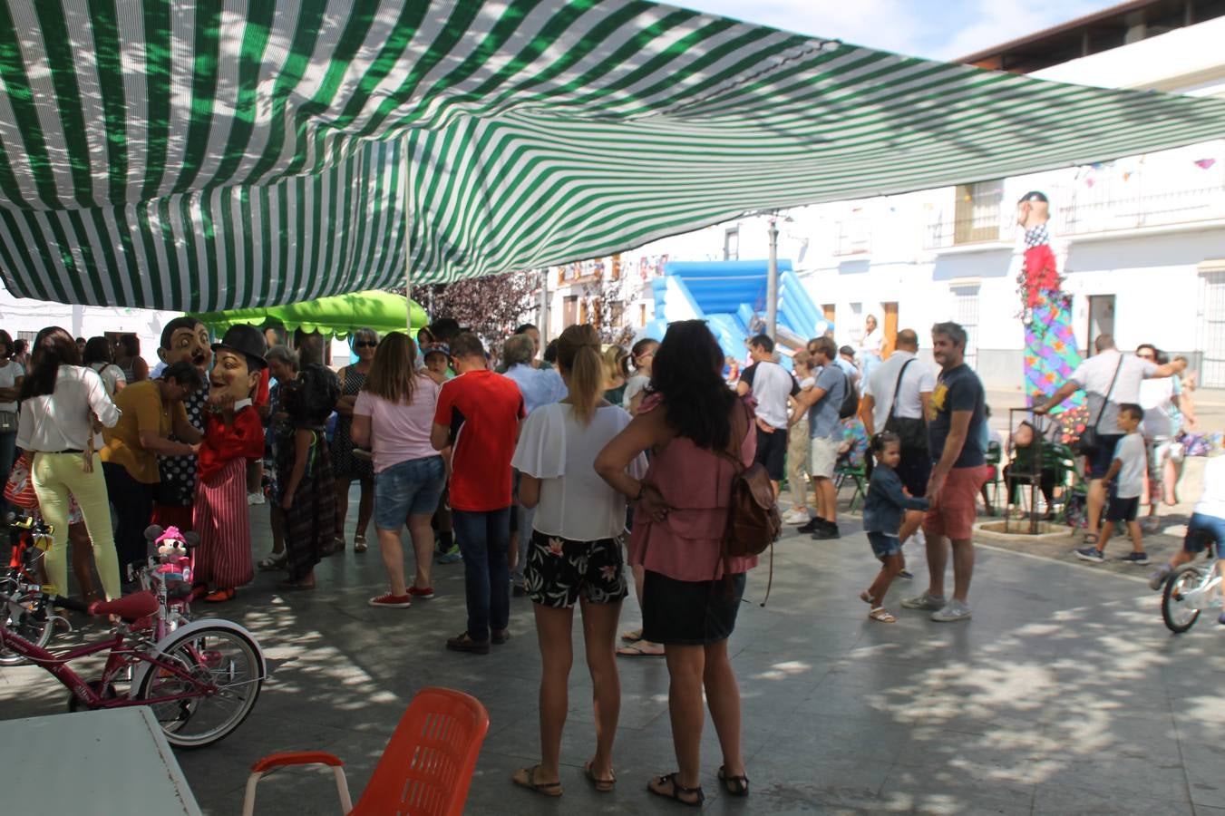 El barrio de Los Mártires ha vuelto a llenarse de fiesta, juegos y sabores típicos este fin de semana con la celebración de su tradicional 'Velá' que este año se ha vivido durante la noche del sábado y la mañana y primeras horas de la tarde del domingo.Los más pequeños del barrio callonco y de otros barrios de Jerez fueron protagonistas anoche con actividades como una exhibición de playbacks. El momento más especial fue la actuación del grupo jerezano 'Camerata Bolero' que, con un pedacito de su corazón musical prendido del Llano de Los Mártires donde ya ha deleitado con su música a sus paisanos en distintas ocasiones, anoche volvía a cantar al amor y a la vida, compartiendo la dicha de sus 25 años de andadura con sus más fieles seguidores. Con dos fantásticas voces femeninas como parte del grupo, María Jesús Méndez y María del Carmen Gordillo, Camerata Bolero esquivó la línea del tiempo con canciones eternas que solo entienden de sentimiento. El público regaló a sus componentes su aplauso y a su afecto.La ermita de los Santos Mártires ha sido testigo hoy domingo, con la luz del día, de la algarabía y la fiesta. El repique de sus campanas anunciaba por la mañana la celebración de la misa en acción de gracias, recordando la larga tradición de esta 'Velá', con más de 200 años de historia, y el singular desfile de gigantes y cabezudos invitaba a los niños y niñas a participar y a disfrutar de los juegos populares: carrera de cintas en bicicletas, carrera de sacos, el maratón callonco, y a divertirse también con distintas atracciones de agua y un cañón de espuma. La venta de los ricos dulces martileros y el servicio de barra atendido por los vecinos del barrio han puesto sabor a la celebración.
