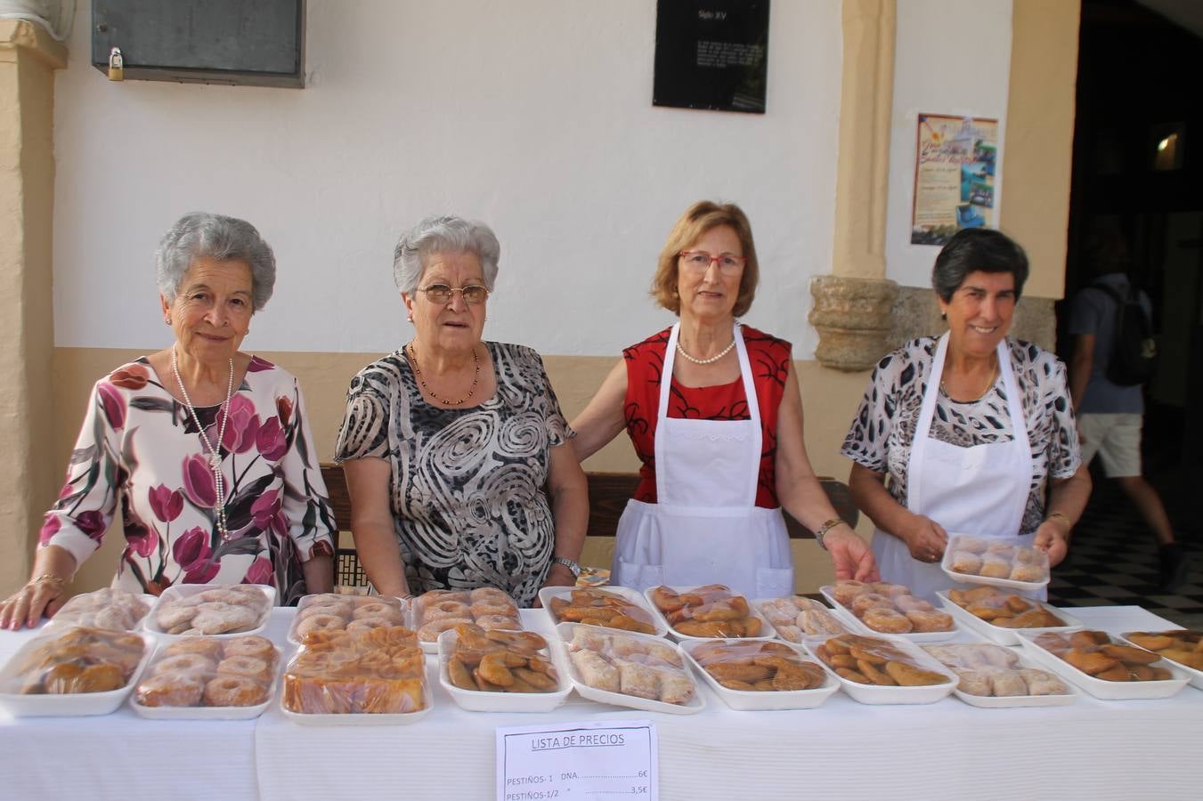 El barrio de Los Mártires ha vuelto a llenarse de fiesta, juegos y sabores típicos este fin de semana con la celebración de su tradicional 'Velá' que este año se ha vivido durante la noche del sábado y la mañana y primeras horas de la tarde del domingo.Los más pequeños del barrio callonco y de otros barrios de Jerez fueron protagonistas anoche con actividades como una exhibición de playbacks. El momento más especial fue la actuación del grupo jerezano 'Camerata Bolero' que, con un pedacito de su corazón musical prendido del Llano de Los Mártires donde ya ha deleitado con su música a sus paisanos en distintas ocasiones, anoche volvía a cantar al amor y a la vida, compartiendo la dicha de sus 25 años de andadura con sus más fieles seguidores. Con dos fantásticas voces femeninas como parte del grupo, María Jesús Méndez y María del Carmen Gordillo, Camerata Bolero esquivó la línea del tiempo con canciones eternas que solo entienden de sentimiento. El público regaló a sus componentes su aplauso y a su afecto.La ermita de los Santos Mártires ha sido testigo hoy domingo, con la luz del día, de la algarabía y la fiesta. El repique de sus campanas anunciaba por la mañana la celebración de la misa en acción de gracias, recordando la larga tradición de esta 'Velá', con más de 200 años de historia, y el singular desfile de gigantes y cabezudos invitaba a los niños y niñas a participar y a disfrutar de los juegos populares: carrera de cintas en bicicletas, carrera de sacos, el maratón callonco, y a divertirse también con distintas atracciones de agua y un cañón de espuma. La venta de los ricos dulces martileros y el servicio de barra atendido por los vecinos del barrio han puesto sabor a la celebración.