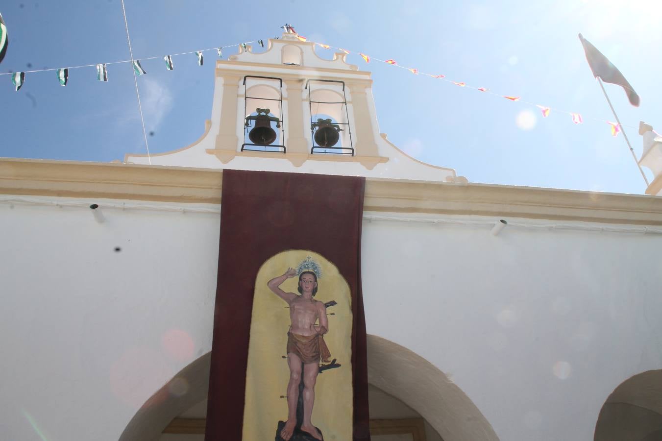 El barrio de Los Mártires ha vuelto a llenarse de fiesta, juegos y sabores típicos este fin de semana con la celebración de su tradicional 'Velá' que este año se ha vivido durante la noche del sábado y la mañana y primeras horas de la tarde del domingo.Los más pequeños del barrio callonco y de otros barrios de Jerez fueron protagonistas anoche con actividades como una exhibición de playbacks. El momento más especial fue la actuación del grupo jerezano 'Camerata Bolero' que, con un pedacito de su corazón musical prendido del Llano de Los Mártires donde ya ha deleitado con su música a sus paisanos en distintas ocasiones, anoche volvía a cantar al amor y a la vida, compartiendo la dicha de sus 25 años de andadura con sus más fieles seguidores. Con dos fantásticas voces femeninas como parte del grupo, María Jesús Méndez y María del Carmen Gordillo, Camerata Bolero esquivó la línea del tiempo con canciones eternas que solo entienden de sentimiento. El público regaló a sus componentes su aplauso y a su afecto.La ermita de los Santos Mártires ha sido testigo hoy domingo, con la luz del día, de la algarabía y la fiesta. El repique de sus campanas anunciaba por la mañana la celebración de la misa en acción de gracias, recordando la larga tradición de esta 'Velá', con más de 200 años de historia, y el singular desfile de gigantes y cabezudos invitaba a los niños y niñas a participar y a disfrutar de los juegos populares: carrera de cintas en bicicletas, carrera de sacos, el maratón callonco, y a divertirse también con distintas atracciones de agua y un cañón de espuma. La venta de los ricos dulces martileros y el servicio de barra atendido por los vecinos del barrio han puesto sabor a la celebración.
