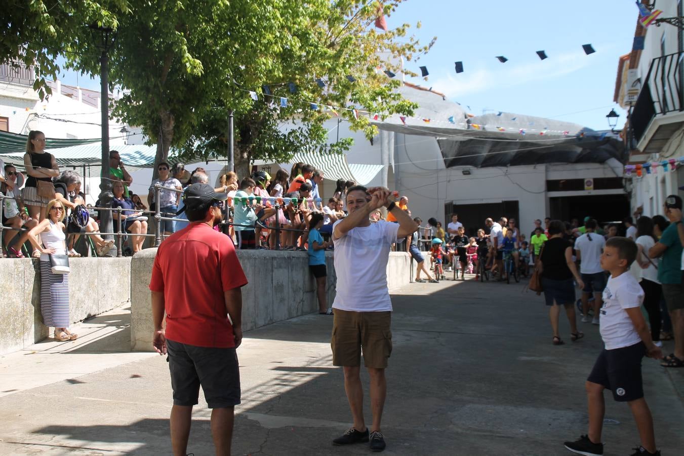 El barrio de Los Mártires ha vuelto a llenarse de fiesta, juegos y sabores típicos este fin de semana con la celebración de su tradicional 'Velá' que este año se ha vivido durante la noche del sábado y la mañana y primeras horas de la tarde del domingo.Los más pequeños del barrio callonco y de otros barrios de Jerez fueron protagonistas anoche con actividades como una exhibición de playbacks. El momento más especial fue la actuación del grupo jerezano 'Camerata Bolero' que, con un pedacito de su corazón musical prendido del Llano de Los Mártires donde ya ha deleitado con su música a sus paisanos en distintas ocasiones, anoche volvía a cantar al amor y a la vida, compartiendo la dicha de sus 25 años de andadura con sus más fieles seguidores. Con dos fantásticas voces femeninas como parte del grupo, María Jesús Méndez y María del Carmen Gordillo, Camerata Bolero esquivó la línea del tiempo con canciones eternas que solo entienden de sentimiento. El público regaló a sus componentes su aplauso y a su afecto.La ermita de los Santos Mártires ha sido testigo hoy domingo, con la luz del día, de la algarabía y la fiesta. El repique de sus campanas anunciaba por la mañana la celebración de la misa en acción de gracias, recordando la larga tradición de esta 'Velá', con más de 200 años de historia, y el singular desfile de gigantes y cabezudos invitaba a los niños y niñas a participar y a disfrutar de los juegos populares: carrera de cintas en bicicletas, carrera de sacos, el maratón callonco, y a divertirse también con distintas atracciones de agua y un cañón de espuma. La venta de los ricos dulces martileros y el servicio de barra atendido por los vecinos del barrio han puesto sabor a la celebración.