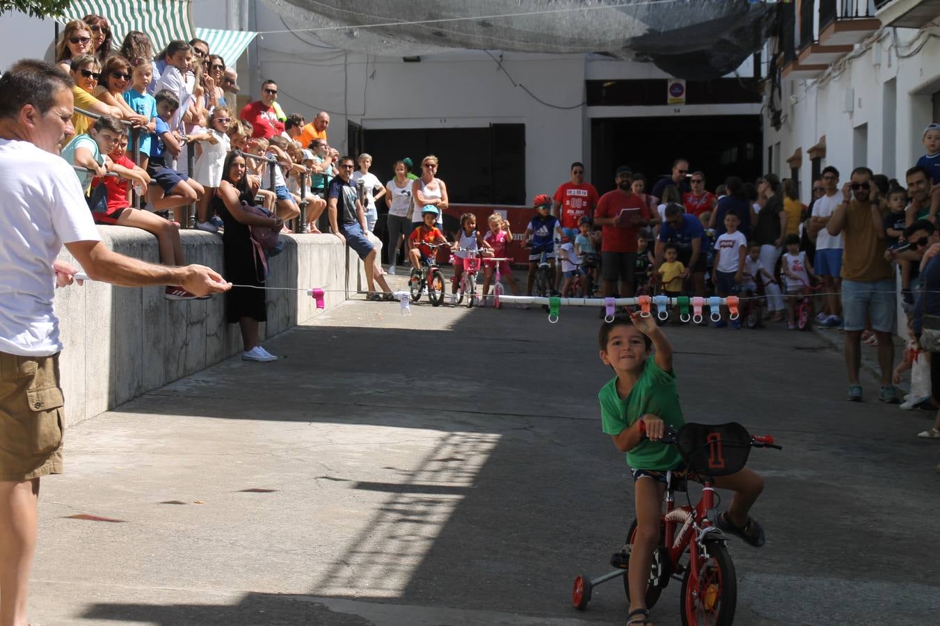 El barrio de Los Mártires ha vuelto a llenarse de fiesta, juegos y sabores típicos este fin de semana con la celebración de su tradicional 'Velá' que este año se ha vivido durante la noche del sábado y la mañana y primeras horas de la tarde del domingo.Los más pequeños del barrio callonco y de otros barrios de Jerez fueron protagonistas anoche con actividades como una exhibición de playbacks. El momento más especial fue la actuación del grupo jerezano 'Camerata Bolero' que, con un pedacito de su corazón musical prendido del Llano de Los Mártires donde ya ha deleitado con su música a sus paisanos en distintas ocasiones, anoche volvía a cantar al amor y a la vida, compartiendo la dicha de sus 25 años de andadura con sus más fieles seguidores. Con dos fantásticas voces femeninas como parte del grupo, María Jesús Méndez y María del Carmen Gordillo, Camerata Bolero esquivó la línea del tiempo con canciones eternas que solo entienden de sentimiento. El público regaló a sus componentes su aplauso y a su afecto.La ermita de los Santos Mártires ha sido testigo hoy domingo, con la luz del día, de la algarabía y la fiesta. El repique de sus campanas anunciaba por la mañana la celebración de la misa en acción de gracias, recordando la larga tradición de esta 'Velá', con más de 200 años de historia, y el singular desfile de gigantes y cabezudos invitaba a los niños y niñas a participar y a disfrutar de los juegos populares: carrera de cintas en bicicletas, carrera de sacos, el maratón callonco, y a divertirse también con distintas atracciones de agua y un cañón de espuma. La venta de los ricos dulces martileros y el servicio de barra atendido por los vecinos del barrio han puesto sabor a la celebración.