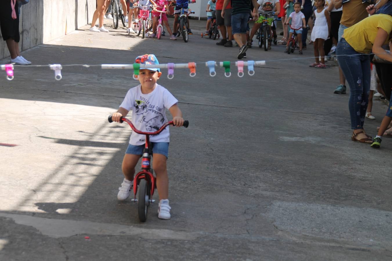 El barrio de Los Mártires ha vuelto a llenarse de fiesta, juegos y sabores típicos este fin de semana con la celebración de su tradicional 'Velá' que este año se ha vivido durante la noche del sábado y la mañana y primeras horas de la tarde del domingo.Los más pequeños del barrio callonco y de otros barrios de Jerez fueron protagonistas anoche con actividades como una exhibición de playbacks. El momento más especial fue la actuación del grupo jerezano 'Camerata Bolero' que, con un pedacito de su corazón musical prendido del Llano de Los Mártires donde ya ha deleitado con su música a sus paisanos en distintas ocasiones, anoche volvía a cantar al amor y a la vida, compartiendo la dicha de sus 25 años de andadura con sus más fieles seguidores. Con dos fantásticas voces femeninas como parte del grupo, María Jesús Méndez y María del Carmen Gordillo, Camerata Bolero esquivó la línea del tiempo con canciones eternas que solo entienden de sentimiento. El público regaló a sus componentes su aplauso y a su afecto.La ermita de los Santos Mártires ha sido testigo hoy domingo, con la luz del día, de la algarabía y la fiesta. El repique de sus campanas anunciaba por la mañana la celebración de la misa en acción de gracias, recordando la larga tradición de esta 'Velá', con más de 200 años de historia, y el singular desfile de gigantes y cabezudos invitaba a los niños y niñas a participar y a disfrutar de los juegos populares: carrera de cintas en bicicletas, carrera de sacos, el maratón callonco, y a divertirse también con distintas atracciones de agua y un cañón de espuma. La venta de los ricos dulces martileros y el servicio de barra atendido por los vecinos del barrio han puesto sabor a la celebración.