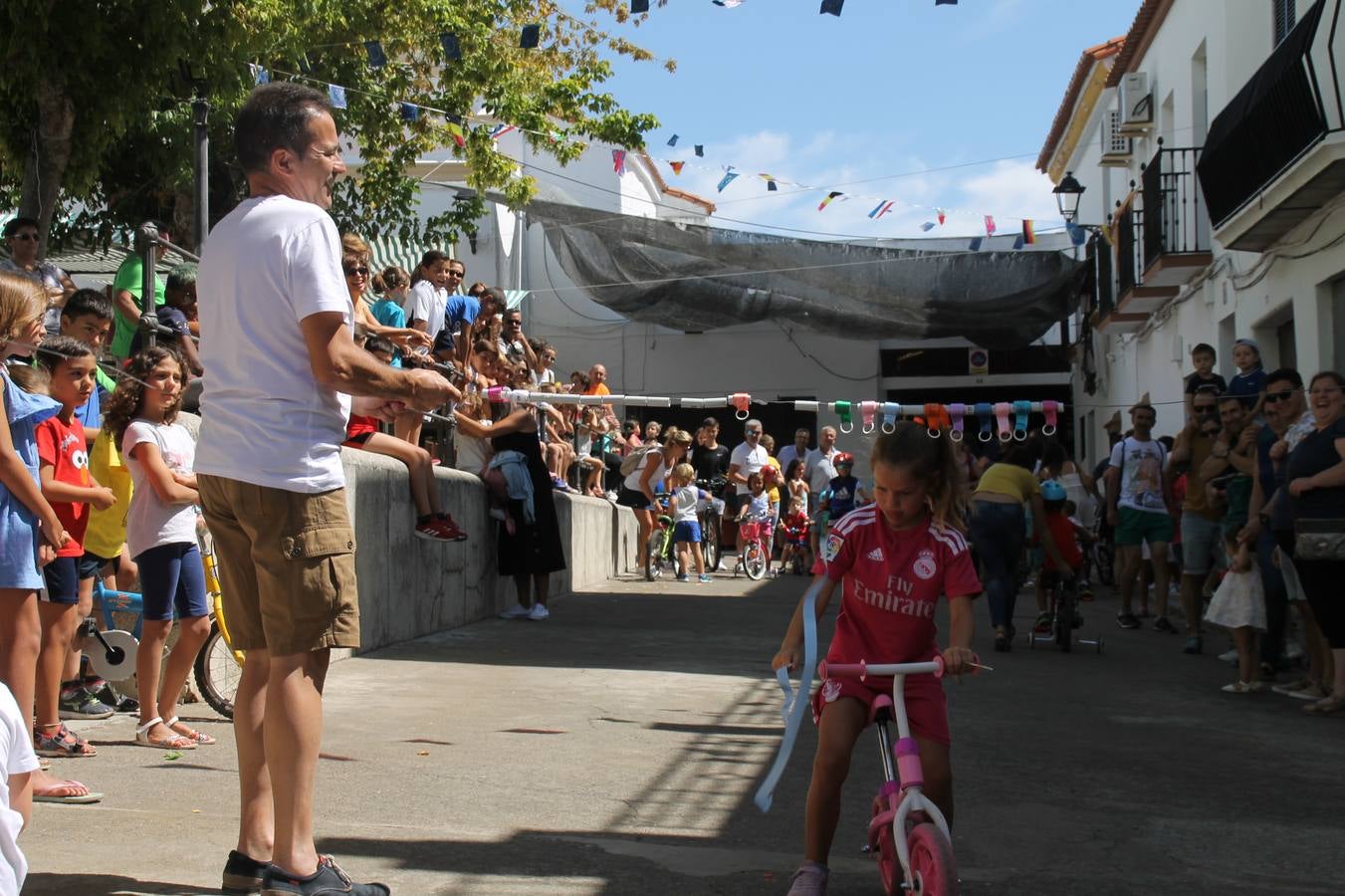 El barrio de Los Mártires ha vuelto a llenarse de fiesta, juegos y sabores típicos este fin de semana con la celebración de su tradicional 'Velá' que este año se ha vivido durante la noche del sábado y la mañana y primeras horas de la tarde del domingo.Los más pequeños del barrio callonco y de otros barrios de Jerez fueron protagonistas anoche con actividades como una exhibición de playbacks. El momento más especial fue la actuación del grupo jerezano 'Camerata Bolero' que, con un pedacito de su corazón musical prendido del Llano de Los Mártires donde ya ha deleitado con su música a sus paisanos en distintas ocasiones, anoche volvía a cantar al amor y a la vida, compartiendo la dicha de sus 25 años de andadura con sus más fieles seguidores. Con dos fantásticas voces femeninas como parte del grupo, María Jesús Méndez y María del Carmen Gordillo, Camerata Bolero esquivó la línea del tiempo con canciones eternas que solo entienden de sentimiento. El público regaló a sus componentes su aplauso y a su afecto.La ermita de los Santos Mártires ha sido testigo hoy domingo, con la luz del día, de la algarabía y la fiesta. El repique de sus campanas anunciaba por la mañana la celebración de la misa en acción de gracias, recordando la larga tradición de esta 'Velá', con más de 200 años de historia, y el singular desfile de gigantes y cabezudos invitaba a los niños y niñas a participar y a disfrutar de los juegos populares: carrera de cintas en bicicletas, carrera de sacos, el maratón callonco, y a divertirse también con distintas atracciones de agua y un cañón de espuma. La venta de los ricos dulces martileros y el servicio de barra atendido por los vecinos del barrio han puesto sabor a la celebración.
