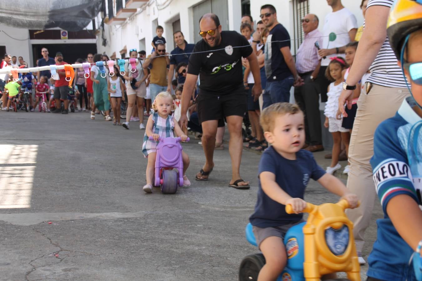 El barrio de Los Mártires ha vuelto a llenarse de fiesta, juegos y sabores típicos este fin de semana con la celebración de su tradicional 'Velá' que este año se ha vivido durante la noche del sábado y la mañana y primeras horas de la tarde del domingo.Los más pequeños del barrio callonco y de otros barrios de Jerez fueron protagonistas anoche con actividades como una exhibición de playbacks. El momento más especial fue la actuación del grupo jerezano 'Camerata Bolero' que, con un pedacito de su corazón musical prendido del Llano de Los Mártires donde ya ha deleitado con su música a sus paisanos en distintas ocasiones, anoche volvía a cantar al amor y a la vida, compartiendo la dicha de sus 25 años de andadura con sus más fieles seguidores. Con dos fantásticas voces femeninas como parte del grupo, María Jesús Méndez y María del Carmen Gordillo, Camerata Bolero esquivó la línea del tiempo con canciones eternas que solo entienden de sentimiento. El público regaló a sus componentes su aplauso y a su afecto.La ermita de los Santos Mártires ha sido testigo hoy domingo, con la luz del día, de la algarabía y la fiesta. El repique de sus campanas anunciaba por la mañana la celebración de la misa en acción de gracias, recordando la larga tradición de esta 'Velá', con más de 200 años de historia, y el singular desfile de gigantes y cabezudos invitaba a los niños y niñas a participar y a disfrutar de los juegos populares: carrera de cintas en bicicletas, carrera de sacos, el maratón callonco, y a divertirse también con distintas atracciones de agua y un cañón de espuma. La venta de los ricos dulces martileros y el servicio de barra atendido por los vecinos del barrio han puesto sabor a la celebración.