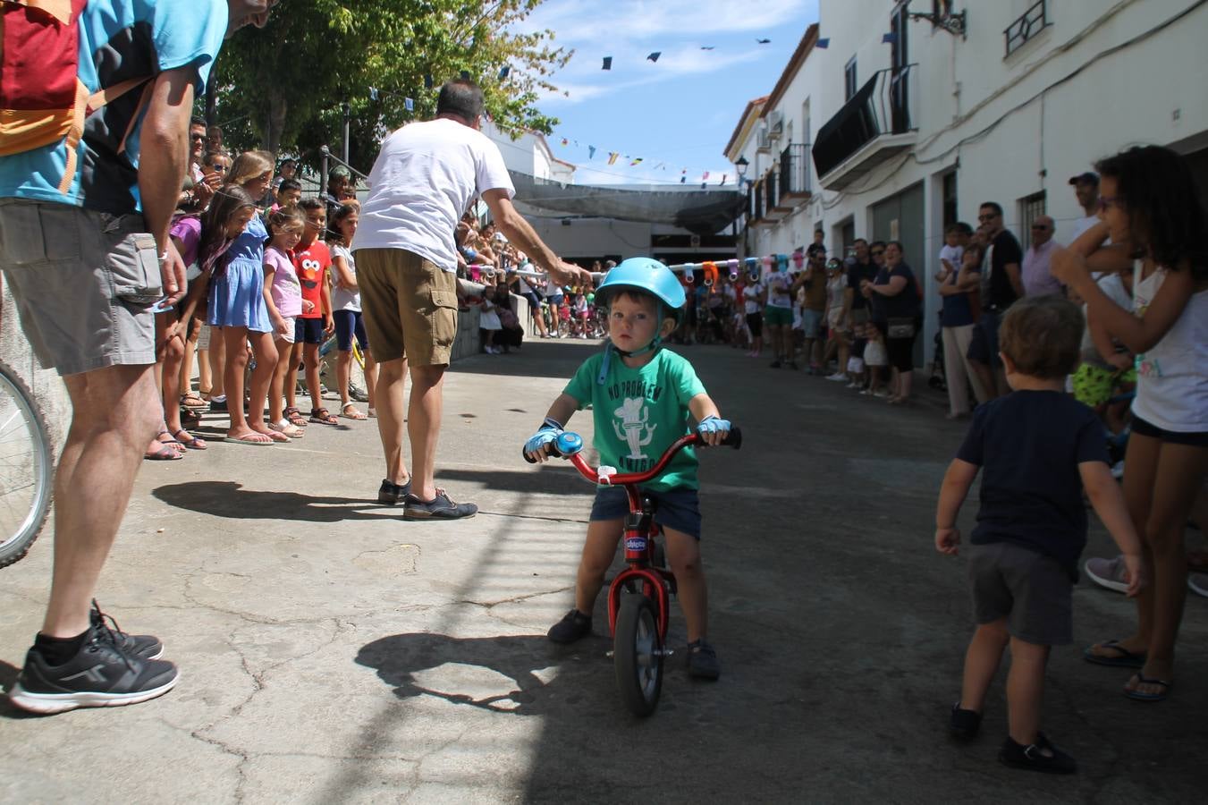 El barrio de Los Mártires ha vuelto a llenarse de fiesta, juegos y sabores típicos este fin de semana con la celebración de su tradicional 'Velá' que este año se ha vivido durante la noche del sábado y la mañana y primeras horas de la tarde del domingo.Los más pequeños del barrio callonco y de otros barrios de Jerez fueron protagonistas anoche con actividades como una exhibición de playbacks. El momento más especial fue la actuación del grupo jerezano 'Camerata Bolero' que, con un pedacito de su corazón musical prendido del Llano de Los Mártires donde ya ha deleitado con su música a sus paisanos en distintas ocasiones, anoche volvía a cantar al amor y a la vida, compartiendo la dicha de sus 25 años de andadura con sus más fieles seguidores. Con dos fantásticas voces femeninas como parte del grupo, María Jesús Méndez y María del Carmen Gordillo, Camerata Bolero esquivó la línea del tiempo con canciones eternas que solo entienden de sentimiento. El público regaló a sus componentes su aplauso y a su afecto.La ermita de los Santos Mártires ha sido testigo hoy domingo, con la luz del día, de la algarabía y la fiesta. El repique de sus campanas anunciaba por la mañana la celebración de la misa en acción de gracias, recordando la larga tradición de esta 'Velá', con más de 200 años de historia, y el singular desfile de gigantes y cabezudos invitaba a los niños y niñas a participar y a disfrutar de los juegos populares: carrera de cintas en bicicletas, carrera de sacos, el maratón callonco, y a divertirse también con distintas atracciones de agua y un cañón de espuma. La venta de los ricos dulces martileros y el servicio de barra atendido por los vecinos del barrio han puesto sabor a la celebración.