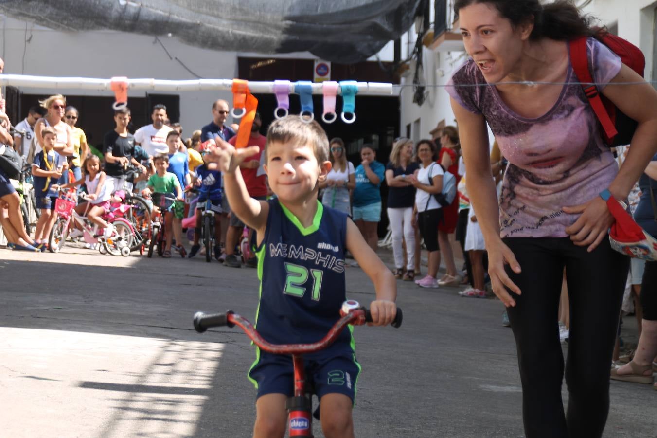 El barrio de Los Mártires ha vuelto a llenarse de fiesta, juegos y sabores típicos este fin de semana con la celebración de su tradicional 'Velá' que este año se ha vivido durante la noche del sábado y la mañana y primeras horas de la tarde del domingo.Los más pequeños del barrio callonco y de otros barrios de Jerez fueron protagonistas anoche con actividades como una exhibición de playbacks. El momento más especial fue la actuación del grupo jerezano 'Camerata Bolero' que, con un pedacito de su corazón musical prendido del Llano de Los Mártires donde ya ha deleitado con su música a sus paisanos en distintas ocasiones, anoche volvía a cantar al amor y a la vida, compartiendo la dicha de sus 25 años de andadura con sus más fieles seguidores. Con dos fantásticas voces femeninas como parte del grupo, María Jesús Méndez y María del Carmen Gordillo, Camerata Bolero esquivó la línea del tiempo con canciones eternas que solo entienden de sentimiento. El público regaló a sus componentes su aplauso y a su afecto.La ermita de los Santos Mártires ha sido testigo hoy domingo, con la luz del día, de la algarabía y la fiesta. El repique de sus campanas anunciaba por la mañana la celebración de la misa en acción de gracias, recordando la larga tradición de esta 'Velá', con más de 200 años de historia, y el singular desfile de gigantes y cabezudos invitaba a los niños y niñas a participar y a disfrutar de los juegos populares: carrera de cintas en bicicletas, carrera de sacos, el maratón callonco, y a divertirse también con distintas atracciones de agua y un cañón de espuma. La venta de los ricos dulces martileros y el servicio de barra atendido por los vecinos del barrio han puesto sabor a la celebración.