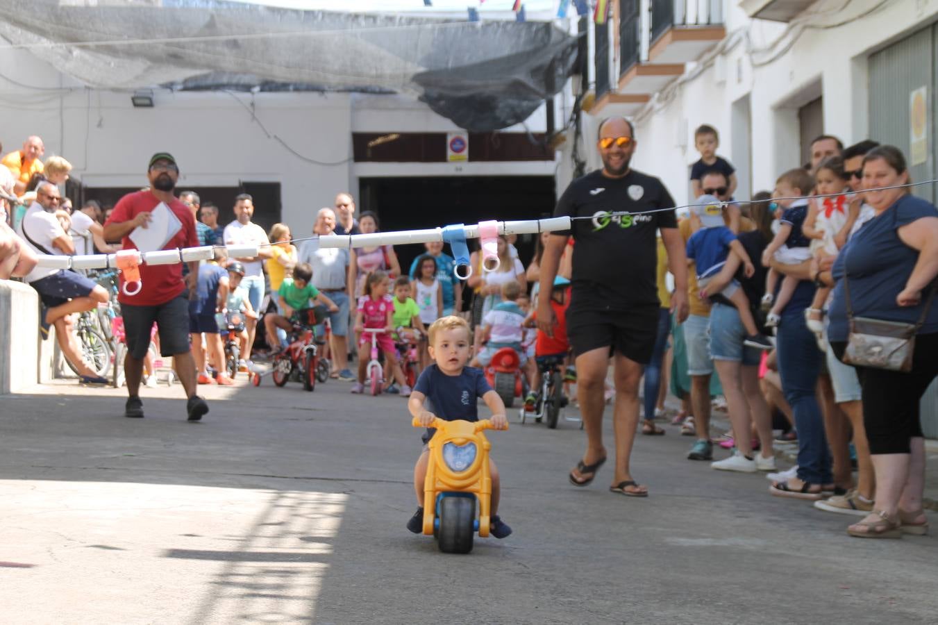 El barrio de Los Mártires ha vuelto a llenarse de fiesta, juegos y sabores típicos este fin de semana con la celebración de su tradicional 'Velá' que este año se ha vivido durante la noche del sábado y la mañana y primeras horas de la tarde del domingo.Los más pequeños del barrio callonco y de otros barrios de Jerez fueron protagonistas anoche con actividades como una exhibición de playbacks. El momento más especial fue la actuación del grupo jerezano 'Camerata Bolero' que, con un pedacito de su corazón musical prendido del Llano de Los Mártires donde ya ha deleitado con su música a sus paisanos en distintas ocasiones, anoche volvía a cantar al amor y a la vida, compartiendo la dicha de sus 25 años de andadura con sus más fieles seguidores. Con dos fantásticas voces femeninas como parte del grupo, María Jesús Méndez y María del Carmen Gordillo, Camerata Bolero esquivó la línea del tiempo con canciones eternas que solo entienden de sentimiento. El público regaló a sus componentes su aplauso y a su afecto.La ermita de los Santos Mártires ha sido testigo hoy domingo, con la luz del día, de la algarabía y la fiesta. El repique de sus campanas anunciaba por la mañana la celebración de la misa en acción de gracias, recordando la larga tradición de esta 'Velá', con más de 200 años de historia, y el singular desfile de gigantes y cabezudos invitaba a los niños y niñas a participar y a disfrutar de los juegos populares: carrera de cintas en bicicletas, carrera de sacos, el maratón callonco, y a divertirse también con distintas atracciones de agua y un cañón de espuma. La venta de los ricos dulces martileros y el servicio de barra atendido por los vecinos del barrio han puesto sabor a la celebración.