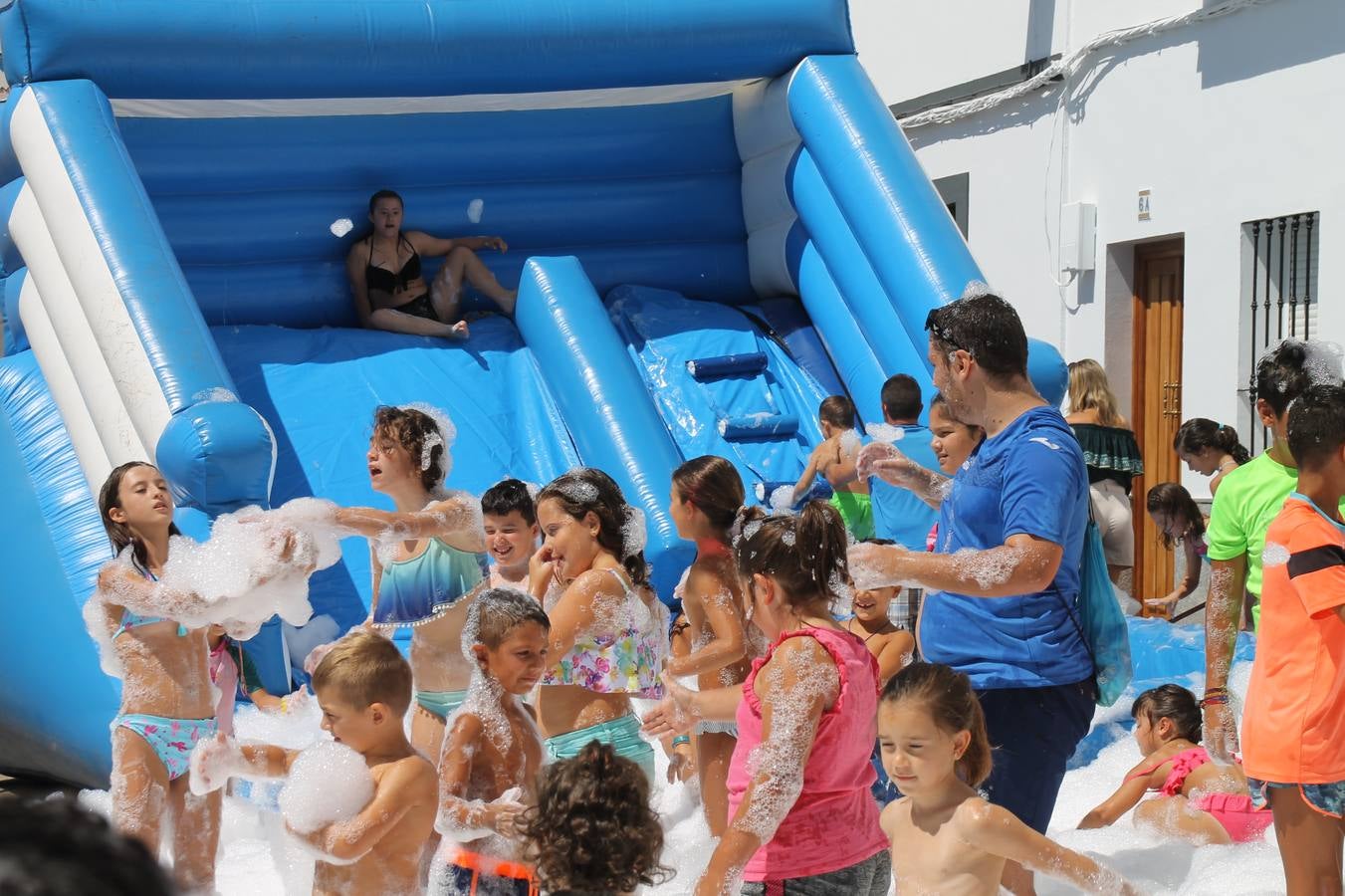 El barrio de Los Mártires ha vuelto a llenarse de fiesta, juegos y sabores típicos este fin de semana con la celebración de su tradicional 'Velá' que este año se ha vivido durante la noche del sábado y la mañana y primeras horas de la tarde del domingo.Los más pequeños del barrio callonco y de otros barrios de Jerez fueron protagonistas anoche con actividades como una exhibición de playbacks. El momento más especial fue la actuación del grupo jerezano 'Camerata Bolero' que, con un pedacito de su corazón musical prendido del Llano de Los Mártires donde ya ha deleitado con su música a sus paisanos en distintas ocasiones, anoche volvía a cantar al amor y a la vida, compartiendo la dicha de sus 25 años de andadura con sus más fieles seguidores. Con dos fantásticas voces femeninas como parte del grupo, María Jesús Méndez y María del Carmen Gordillo, Camerata Bolero esquivó la línea del tiempo con canciones eternas que solo entienden de sentimiento. El público regaló a sus componentes su aplauso y a su afecto.La ermita de los Santos Mártires ha sido testigo hoy domingo, con la luz del día, de la algarabía y la fiesta. El repique de sus campanas anunciaba por la mañana la celebración de la misa en acción de gracias, recordando la larga tradición de esta 'Velá', con más de 200 años de historia, y el singular desfile de gigantes y cabezudos invitaba a los niños y niñas a participar y a disfrutar de los juegos populares: carrera de cintas en bicicletas, carrera de sacos, el maratón callonco, y a divertirse también con distintas atracciones de agua y un cañón de espuma. La venta de los ricos dulces martileros y el servicio de barra atendido por los vecinos del barrio han puesto sabor a la celebración.