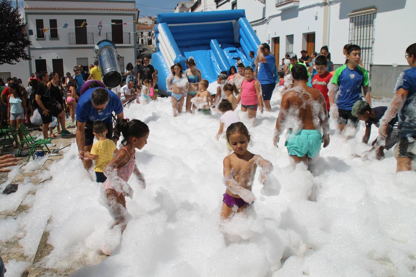 El barrio de Los Mártires ha vuelto a llenarse de fiesta, juegos y sabores típicos este fin de semana con la celebración de su tradicional 'Velá' que este año se ha vivido durante la noche del sábado y la mañana y primeras horas de la tarde del domingo.Los más pequeños del barrio callonco y de otros barrios de Jerez fueron protagonistas anoche con actividades como una exhibición de playbacks. El momento más especial fue la actuación del grupo jerezano 'Camerata Bolero' que, con un pedacito de su corazón musical prendido del Llano de Los Mártires donde ya ha deleitado con su música a sus paisanos en distintas ocasiones, anoche volvía a cantar al amor y a la vida, compartiendo la dicha de sus 25 años de andadura con sus más fieles seguidores. Con dos fantásticas voces femeninas como parte del grupo, María Jesús Méndez y María del Carmen Gordillo, Camerata Bolero esquivó la línea del tiempo con canciones eternas que solo entienden de sentimiento. El público regaló a sus componentes su aplauso y a su afecto.La ermita de los Santos Mártires ha sido testigo hoy domingo, con la luz del día, de la algarabía y la fiesta. El repique de sus campanas anunciaba por la mañana la celebración de la misa en acción de gracias, recordando la larga tradición de esta 'Velá', con más de 200 años de historia, y el singular desfile de gigantes y cabezudos invitaba a los niños y niñas a participar y a disfrutar de los juegos populares: carrera de cintas en bicicletas, carrera de sacos, el maratón callonco, y a divertirse también con distintas atracciones de agua y un cañón de espuma. La venta de los ricos dulces martileros y el servicio de barra atendido por los vecinos del barrio han puesto sabor a la celebración.