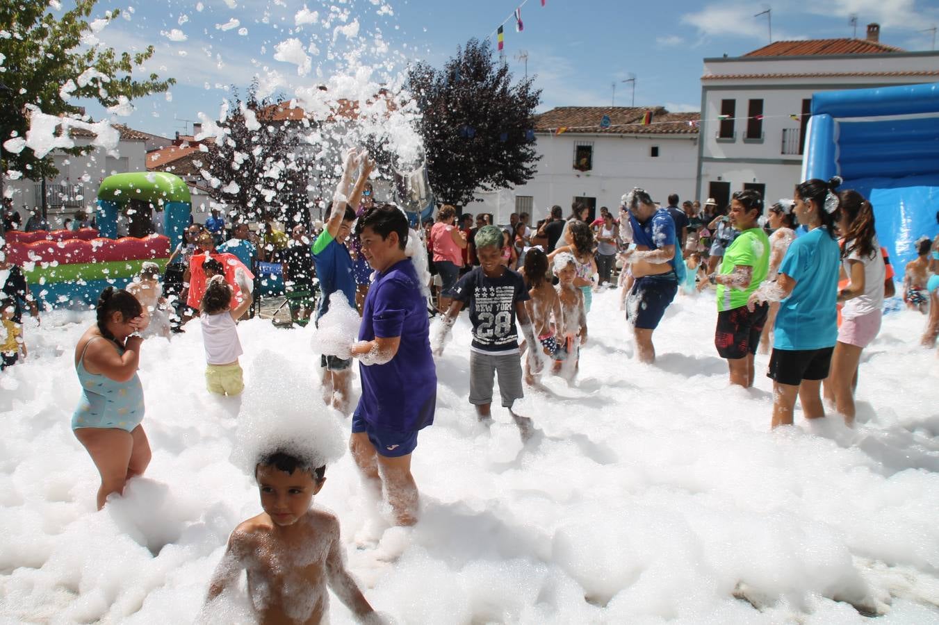 El barrio de Los Mártires ha vuelto a llenarse de fiesta, juegos y sabores típicos este fin de semana con la celebración de su tradicional 'Velá' que este año se ha vivido durante la noche del sábado y la mañana y primeras horas de la tarde del domingo.Los más pequeños del barrio callonco y de otros barrios de Jerez fueron protagonistas anoche con actividades como una exhibición de playbacks. El momento más especial fue la actuación del grupo jerezano 'Camerata Bolero' que, con un pedacito de su corazón musical prendido del Llano de Los Mártires donde ya ha deleitado con su música a sus paisanos en distintas ocasiones, anoche volvía a cantar al amor y a la vida, compartiendo la dicha de sus 25 años de andadura con sus más fieles seguidores. Con dos fantásticas voces femeninas como parte del grupo, María Jesús Méndez y María del Carmen Gordillo, Camerata Bolero esquivó la línea del tiempo con canciones eternas que solo entienden de sentimiento. El público regaló a sus componentes su aplauso y a su afecto.La ermita de los Santos Mártires ha sido testigo hoy domingo, con la luz del día, de la algarabía y la fiesta. El repique de sus campanas anunciaba por la mañana la celebración de la misa en acción de gracias, recordando la larga tradición de esta 'Velá', con más de 200 años de historia, y el singular desfile de gigantes y cabezudos invitaba a los niños y niñas a participar y a disfrutar de los juegos populares: carrera de cintas en bicicletas, carrera de sacos, el maratón callonco, y a divertirse también con distintas atracciones de agua y un cañón de espuma. La venta de los ricos dulces martileros y el servicio de barra atendido por los vecinos del barrio han puesto sabor a la celebración.