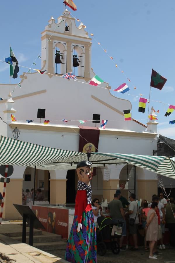 El barrio de Los Mártires ha vuelto a llenarse de fiesta, juegos y sabores típicos este fin de semana con la celebración de su tradicional 'Velá' que este año se ha vivido durante la noche del sábado y la mañana y primeras horas de la tarde del domingo.Los más pequeños del barrio callonco y de otros barrios de Jerez fueron protagonistas anoche con actividades como una exhibición de playbacks. El momento más especial fue la actuación del grupo jerezano 'Camerata Bolero' que, con un pedacito de su corazón musical prendido del Llano de Los Mártires donde ya ha deleitado con su música a sus paisanos en distintas ocasiones, anoche volvía a cantar al amor y a la vida, compartiendo la dicha de sus 25 años de andadura con sus más fieles seguidores. Con dos fantásticas voces femeninas como parte del grupo, María Jesús Méndez y María del Carmen Gordillo, Camerata Bolero esquivó la línea del tiempo con canciones eternas que solo entienden de sentimiento. El público regaló a sus componentes su aplauso y a su afecto.La ermita de los Santos Mártires ha sido testigo hoy domingo, con la luz del día, de la algarabía y la fiesta. El repique de sus campanas anunciaba por la mañana la celebración de la misa en acción de gracias, recordando la larga tradición de esta 'Velá', con más de 200 años de historia, y el singular desfile de gigantes y cabezudos invitaba a los niños y niñas a participar y a disfrutar de los juegos populares: carrera de cintas en bicicletas, carrera de sacos, el maratón callonco, y a divertirse también con distintas atracciones de agua y un cañón de espuma. La venta de los ricos dulces martileros y el servicio de barra atendido por los vecinos del barrio han puesto sabor a la celebración.