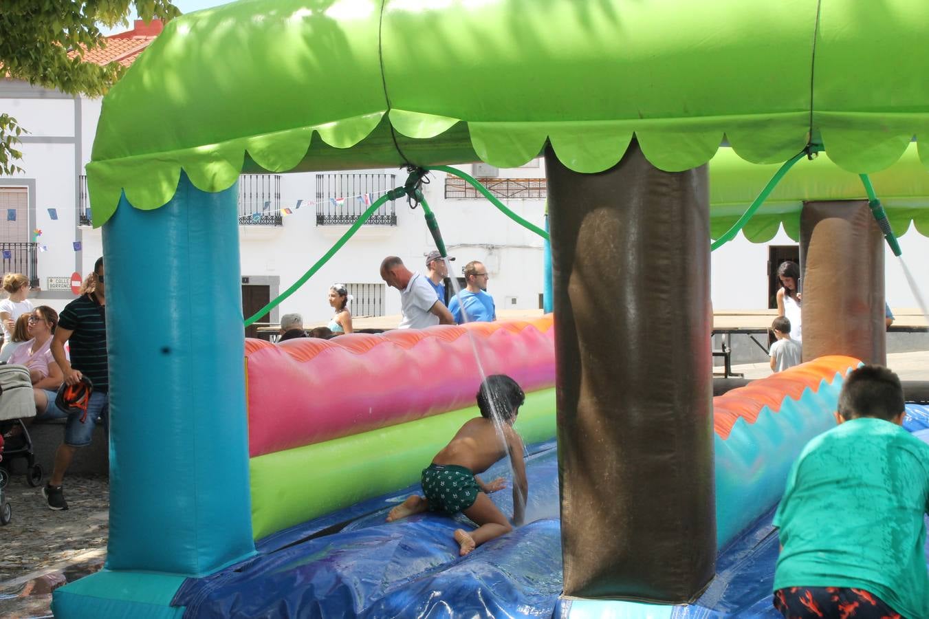 El barrio de Los Mártires ha vuelto a llenarse de fiesta, juegos y sabores típicos este fin de semana con la celebración de su tradicional 'Velá' que este año se ha vivido durante la noche del sábado y la mañana y primeras horas de la tarde del domingo.Los más pequeños del barrio callonco y de otros barrios de Jerez fueron protagonistas anoche con actividades como una exhibición de playbacks. El momento más especial fue la actuación del grupo jerezano 'Camerata Bolero' que, con un pedacito de su corazón musical prendido del Llano de Los Mártires donde ya ha deleitado con su música a sus paisanos en distintas ocasiones, anoche volvía a cantar al amor y a la vida, compartiendo la dicha de sus 25 años de andadura con sus más fieles seguidores. Con dos fantásticas voces femeninas como parte del grupo, María Jesús Méndez y María del Carmen Gordillo, Camerata Bolero esquivó la línea del tiempo con canciones eternas que solo entienden de sentimiento. El público regaló a sus componentes su aplauso y a su afecto.La ermita de los Santos Mártires ha sido testigo hoy domingo, con la luz del día, de la algarabía y la fiesta. El repique de sus campanas anunciaba por la mañana la celebración de la misa en acción de gracias, recordando la larga tradición de esta 'Velá', con más de 200 años de historia, y el singular desfile de gigantes y cabezudos invitaba a los niños y niñas a participar y a disfrutar de los juegos populares: carrera de cintas en bicicletas, carrera de sacos, el maratón callonco, y a divertirse también con distintas atracciones de agua y un cañón de espuma. La venta de los ricos dulces martileros y el servicio de barra atendido por los vecinos del barrio han puesto sabor a la celebración.