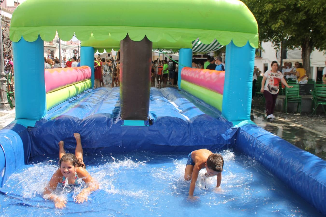 El barrio de Los Mártires ha vuelto a llenarse de fiesta, juegos y sabores típicos este fin de semana con la celebración de su tradicional 'Velá' que este año se ha vivido durante la noche del sábado y la mañana y primeras horas de la tarde del domingo.Los más pequeños del barrio callonco y de otros barrios de Jerez fueron protagonistas anoche con actividades como una exhibición de playbacks. El momento más especial fue la actuación del grupo jerezano 'Camerata Bolero' que, con un pedacito de su corazón musical prendido del Llano de Los Mártires donde ya ha deleitado con su música a sus paisanos en distintas ocasiones, anoche volvía a cantar al amor y a la vida, compartiendo la dicha de sus 25 años de andadura con sus más fieles seguidores. Con dos fantásticas voces femeninas como parte del grupo, María Jesús Méndez y María del Carmen Gordillo, Camerata Bolero esquivó la línea del tiempo con canciones eternas que solo entienden de sentimiento. El público regaló a sus componentes su aplauso y a su afecto.La ermita de los Santos Mártires ha sido testigo hoy domingo, con la luz del día, de la algarabía y la fiesta. El repique de sus campanas anunciaba por la mañana la celebración de la misa en acción de gracias, recordando la larga tradición de esta 'Velá', con más de 200 años de historia, y el singular desfile de gigantes y cabezudos invitaba a los niños y niñas a participar y a disfrutar de los juegos populares: carrera de cintas en bicicletas, carrera de sacos, el maratón callonco, y a divertirse también con distintas atracciones de agua y un cañón de espuma. La venta de los ricos dulces martileros y el servicio de barra atendido por los vecinos del barrio han puesto sabor a la celebración.