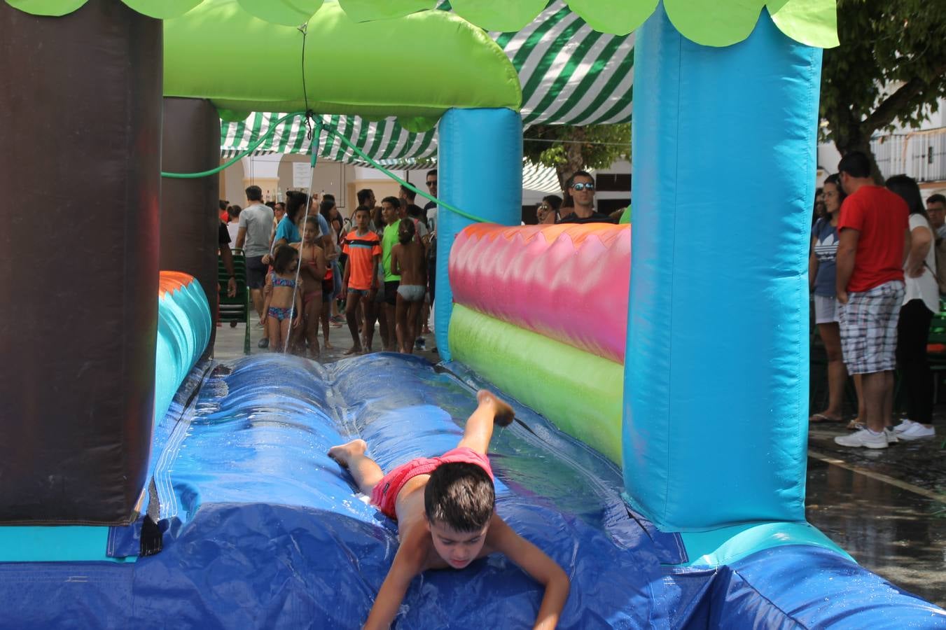 El barrio de Los Mártires ha vuelto a llenarse de fiesta, juegos y sabores típicos este fin de semana con la celebración de su tradicional 'Velá' que este año se ha vivido durante la noche del sábado y la mañana y primeras horas de la tarde del domingo.Los más pequeños del barrio callonco y de otros barrios de Jerez fueron protagonistas anoche con actividades como una exhibición de playbacks. El momento más especial fue la actuación del grupo jerezano 'Camerata Bolero' que, con un pedacito de su corazón musical prendido del Llano de Los Mártires donde ya ha deleitado con su música a sus paisanos en distintas ocasiones, anoche volvía a cantar al amor y a la vida, compartiendo la dicha de sus 25 años de andadura con sus más fieles seguidores. Con dos fantásticas voces femeninas como parte del grupo, María Jesús Méndez y María del Carmen Gordillo, Camerata Bolero esquivó la línea del tiempo con canciones eternas que solo entienden de sentimiento. El público regaló a sus componentes su aplauso y a su afecto.La ermita de los Santos Mártires ha sido testigo hoy domingo, con la luz del día, de la algarabía y la fiesta. El repique de sus campanas anunciaba por la mañana la celebración de la misa en acción de gracias, recordando la larga tradición de esta 'Velá', con más de 200 años de historia, y el singular desfile de gigantes y cabezudos invitaba a los niños y niñas a participar y a disfrutar de los juegos populares: carrera de cintas en bicicletas, carrera de sacos, el maratón callonco, y a divertirse también con distintas atracciones de agua y un cañón de espuma. La venta de los ricos dulces martileros y el servicio de barra atendido por los vecinos del barrio han puesto sabor a la celebración.