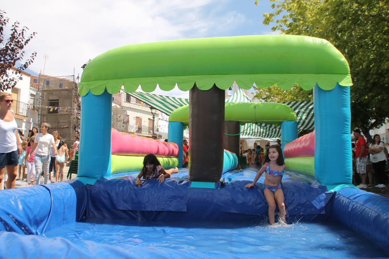 El barrio de Los Mártires ha vuelto a llenarse de fiesta, juegos y sabores típicos este fin de semana con la celebración de su tradicional 'Velá' que este año se ha vivido durante la noche del sábado y la mañana y primeras horas de la tarde del domingo.Los más pequeños del barrio callonco y de otros barrios de Jerez fueron protagonistas anoche con actividades como una exhibición de playbacks. El momento más especial fue la actuación del grupo jerezano 'Camerata Bolero' que, con un pedacito de su corazón musical prendido del Llano de Los Mártires donde ya ha deleitado con su música a sus paisanos en distintas ocasiones, anoche volvía a cantar al amor y a la vida, compartiendo la dicha de sus 25 años de andadura con sus más fieles seguidores. Con dos fantásticas voces femeninas como parte del grupo, María Jesús Méndez y María del Carmen Gordillo, Camerata Bolero esquivó la línea del tiempo con canciones eternas que solo entienden de sentimiento. El público regaló a sus componentes su aplauso y a su afecto.La ermita de los Santos Mártires ha sido testigo hoy domingo, con la luz del día, de la algarabía y la fiesta. El repique de sus campanas anunciaba por la mañana la celebración de la misa en acción de gracias, recordando la larga tradición de esta 'Velá', con más de 200 años de historia, y el singular desfile de gigantes y cabezudos invitaba a los niños y niñas a participar y a disfrutar de los juegos populares: carrera de cintas en bicicletas, carrera de sacos, el maratón callonco, y a divertirse también con distintas atracciones de agua y un cañón de espuma. La venta de los ricos dulces martileros y el servicio de barra atendido por los vecinos del barrio han puesto sabor a la celebración.