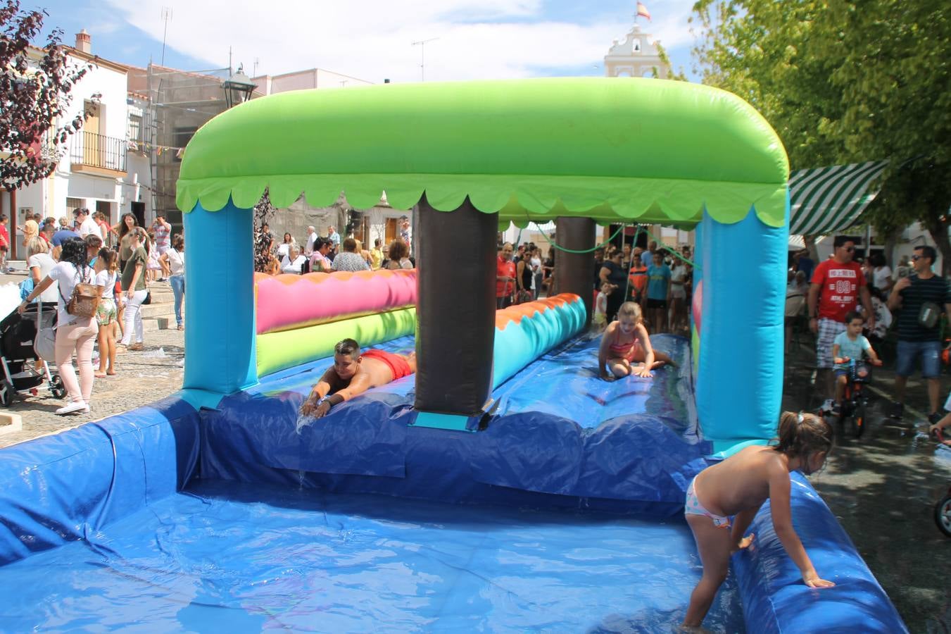 El barrio de Los Mártires ha vuelto a llenarse de fiesta, juegos y sabores típicos este fin de semana con la celebración de su tradicional 'Velá' que este año se ha vivido durante la noche del sábado y la mañana y primeras horas de la tarde del domingo.Los más pequeños del barrio callonco y de otros barrios de Jerez fueron protagonistas anoche con actividades como una exhibición de playbacks. El momento más especial fue la actuación del grupo jerezano 'Camerata Bolero' que, con un pedacito de su corazón musical prendido del Llano de Los Mártires donde ya ha deleitado con su música a sus paisanos en distintas ocasiones, anoche volvía a cantar al amor y a la vida, compartiendo la dicha de sus 25 años de andadura con sus más fieles seguidores. Con dos fantásticas voces femeninas como parte del grupo, María Jesús Méndez y María del Carmen Gordillo, Camerata Bolero esquivó la línea del tiempo con canciones eternas que solo entienden de sentimiento. El público regaló a sus componentes su aplauso y a su afecto.La ermita de los Santos Mártires ha sido testigo hoy domingo, con la luz del día, de la algarabía y la fiesta. El repique de sus campanas anunciaba por la mañana la celebración de la misa en acción de gracias, recordando la larga tradición de esta 'Velá', con más de 200 años de historia, y el singular desfile de gigantes y cabezudos invitaba a los niños y niñas a participar y a disfrutar de los juegos populares: carrera de cintas en bicicletas, carrera de sacos, el maratón callonco, y a divertirse también con distintas atracciones de agua y un cañón de espuma. La venta de los ricos dulces martileros y el servicio de barra atendido por los vecinos del barrio han puesto sabor a la celebración.