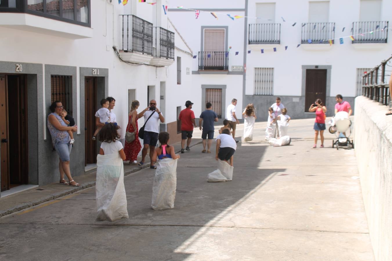El barrio de Los Mártires ha vuelto a llenarse de fiesta, juegos y sabores típicos este fin de semana con la celebración de su tradicional 'Velá' que este año se ha vivido durante la noche del sábado y la mañana y primeras horas de la tarde del domingo.Los más pequeños del barrio callonco y de otros barrios de Jerez fueron protagonistas anoche con actividades como una exhibición de playbacks. El momento más especial fue la actuación del grupo jerezano 'Camerata Bolero' que, con un pedacito de su corazón musical prendido del Llano de Los Mártires donde ya ha deleitado con su música a sus paisanos en distintas ocasiones, anoche volvía a cantar al amor y a la vida, compartiendo la dicha de sus 25 años de andadura con sus más fieles seguidores. Con dos fantásticas voces femeninas como parte del grupo, María Jesús Méndez y María del Carmen Gordillo, Camerata Bolero esquivó la línea del tiempo con canciones eternas que solo entienden de sentimiento. El público regaló a sus componentes su aplauso y a su afecto.La ermita de los Santos Mártires ha sido testigo hoy domingo, con la luz del día, de la algarabía y la fiesta. El repique de sus campanas anunciaba por la mañana la celebración de la misa en acción de gracias, recordando la larga tradición de esta 'Velá', con más de 200 años de historia, y el singular desfile de gigantes y cabezudos invitaba a los niños y niñas a participar y a disfrutar de los juegos populares: carrera de cintas en bicicletas, carrera de sacos, el maratón callonco, y a divertirse también con distintas atracciones de agua y un cañón de espuma. La venta de los ricos dulces martileros y el servicio de barra atendido por los vecinos del barrio han puesto sabor a la celebración.