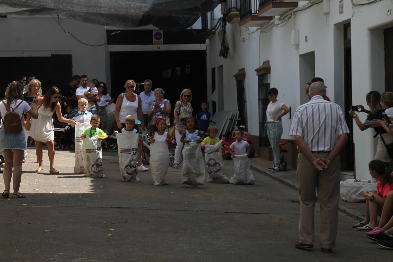 El barrio de Los Mártires ha vuelto a llenarse de fiesta, juegos y sabores típicos este fin de semana con la celebración de su tradicional 'Velá' que este año se ha vivido durante la noche del sábado y la mañana y primeras horas de la tarde del domingo.Los más pequeños del barrio callonco y de otros barrios de Jerez fueron protagonistas anoche con actividades como una exhibición de playbacks. El momento más especial fue la actuación del grupo jerezano 'Camerata Bolero' que, con un pedacito de su corazón musical prendido del Llano de Los Mártires donde ya ha deleitado con su música a sus paisanos en distintas ocasiones, anoche volvía a cantar al amor y a la vida, compartiendo la dicha de sus 25 años de andadura con sus más fieles seguidores. Con dos fantásticas voces femeninas como parte del grupo, María Jesús Méndez y María del Carmen Gordillo, Camerata Bolero esquivó la línea del tiempo con canciones eternas que solo entienden de sentimiento. El público regaló a sus componentes su aplauso y a su afecto.La ermita de los Santos Mártires ha sido testigo hoy domingo, con la luz del día, de la algarabía y la fiesta. El repique de sus campanas anunciaba por la mañana la celebración de la misa en acción de gracias, recordando la larga tradición de esta 'Velá', con más de 200 años de historia, y el singular desfile de gigantes y cabezudos invitaba a los niños y niñas a participar y a disfrutar de los juegos populares: carrera de cintas en bicicletas, carrera de sacos, el maratón callonco, y a divertirse también con distintas atracciones de agua y un cañón de espuma. La venta de los ricos dulces martileros y el servicio de barra atendido por los vecinos del barrio han puesto sabor a la celebración.