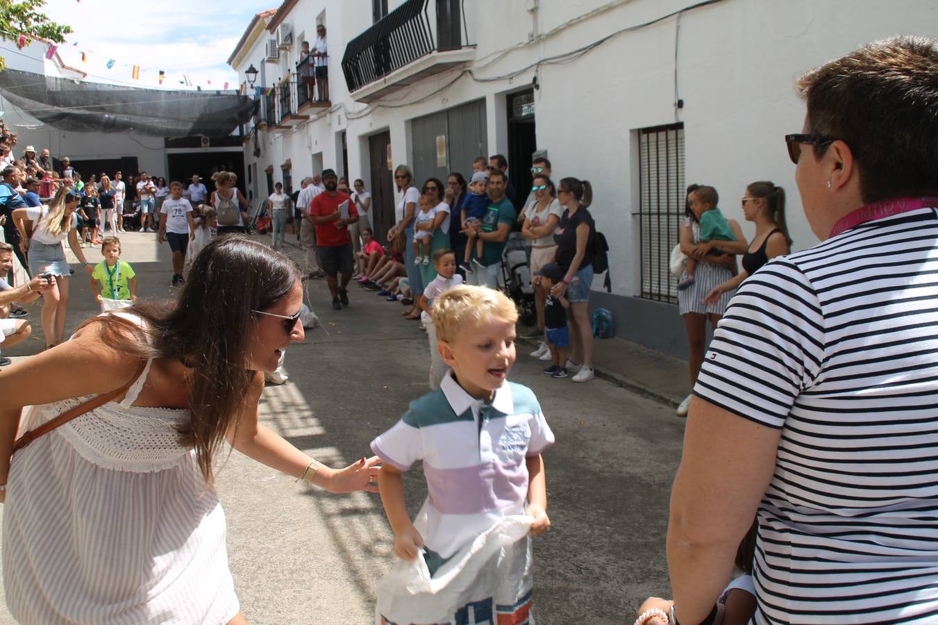 El barrio de Los Mártires ha vuelto a llenarse de fiesta, juegos y sabores típicos este fin de semana con la celebración de su tradicional 'Velá' que este año se ha vivido durante la noche del sábado y la mañana y primeras horas de la tarde del domingo.Los más pequeños del barrio callonco y de otros barrios de Jerez fueron protagonistas anoche con actividades como una exhibición de playbacks. El momento más especial fue la actuación del grupo jerezano 'Camerata Bolero' que, con un pedacito de su corazón musical prendido del Llano de Los Mártires donde ya ha deleitado con su música a sus paisanos en distintas ocasiones, anoche volvía a cantar al amor y a la vida, compartiendo la dicha de sus 25 años de andadura con sus más fieles seguidores. Con dos fantásticas voces femeninas como parte del grupo, María Jesús Méndez y María del Carmen Gordillo, Camerata Bolero esquivó la línea del tiempo con canciones eternas que solo entienden de sentimiento. El público regaló a sus componentes su aplauso y a su afecto.La ermita de los Santos Mártires ha sido testigo hoy domingo, con la luz del día, de la algarabía y la fiesta. El repique de sus campanas anunciaba por la mañana la celebración de la misa en acción de gracias, recordando la larga tradición de esta 'Velá', con más de 200 años de historia, y el singular desfile de gigantes y cabezudos invitaba a los niños y niñas a participar y a disfrutar de los juegos populares: carrera de cintas en bicicletas, carrera de sacos, el maratón callonco, y a divertirse también con distintas atracciones de agua y un cañón de espuma. La venta de los ricos dulces martileros y el servicio de barra atendido por los vecinos del barrio han puesto sabor a la celebración.